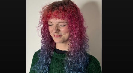 Stylist at Scrambled Meggs Hair @ 87 Collective showcases vibrant curls, Edinburgh, Scotland, GB.