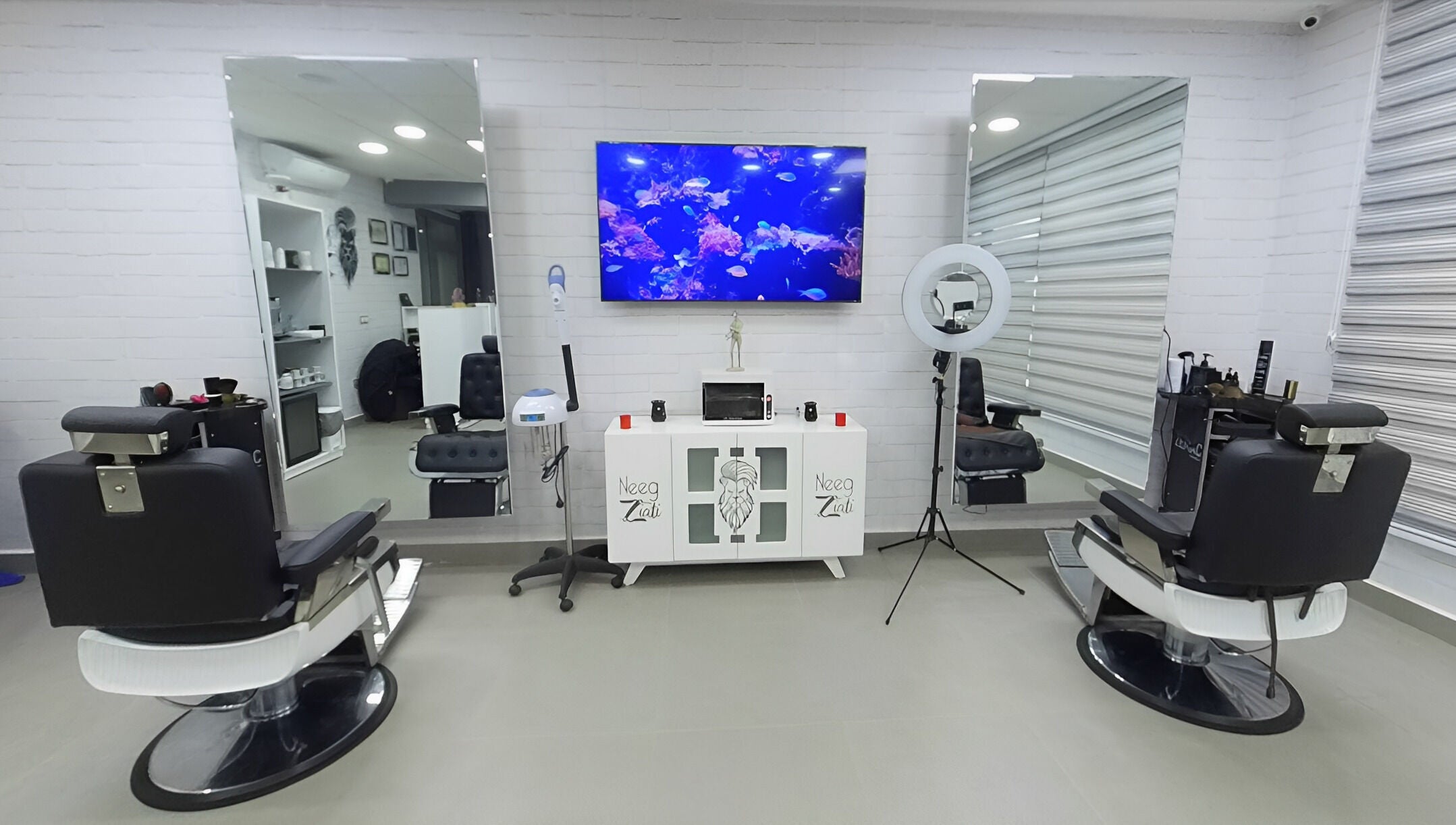 صالون عصري في نيغ زيتي، تطوان، طنجة تطوان الحسيمة، المغرب، يتميز بكرسيين ومرايا عصرية.