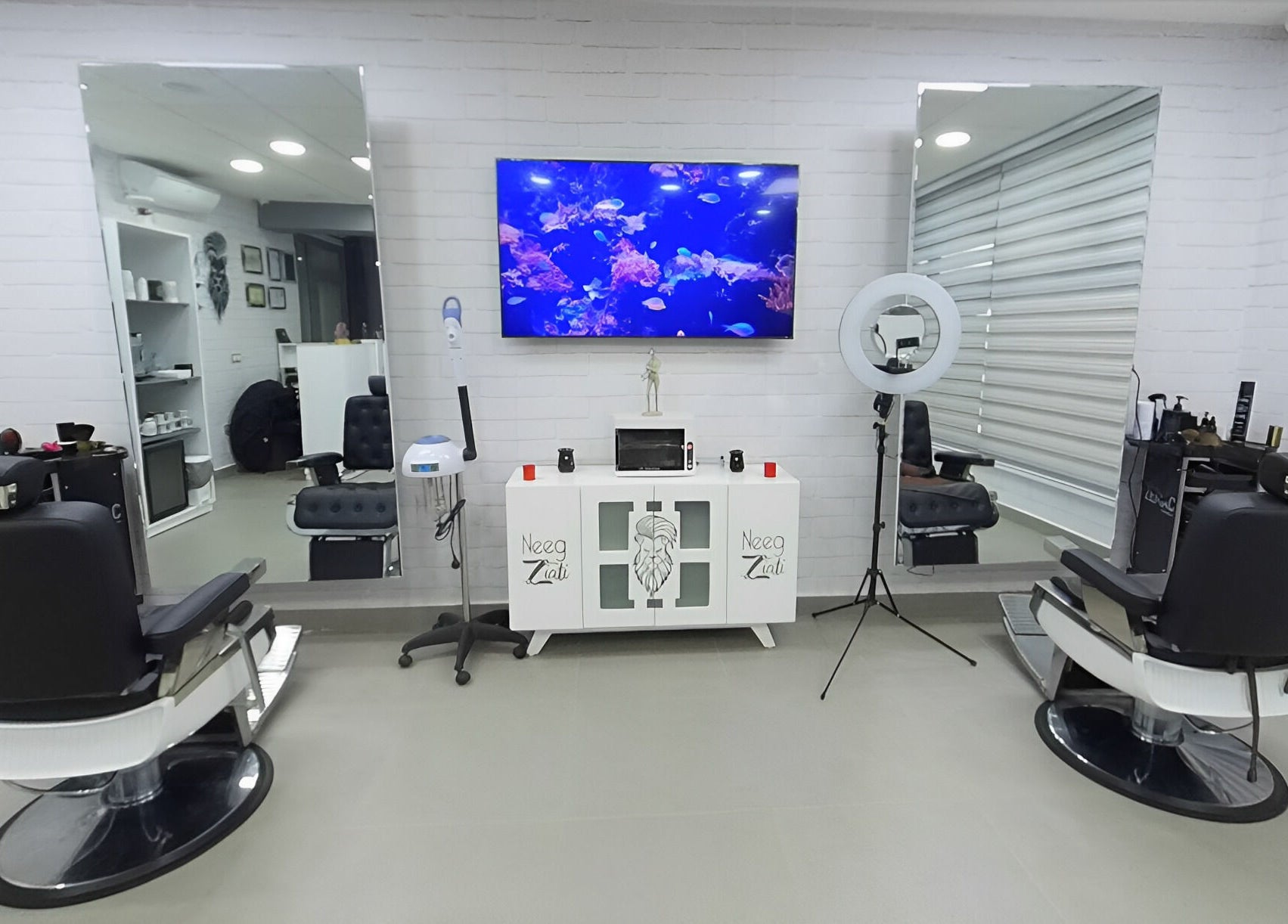 صالون عصري في نيغ زيتي، تطوان، طنجة تطوان الحسيمة، المغرب، يتميز بكرسيين ومرايا عصرية.