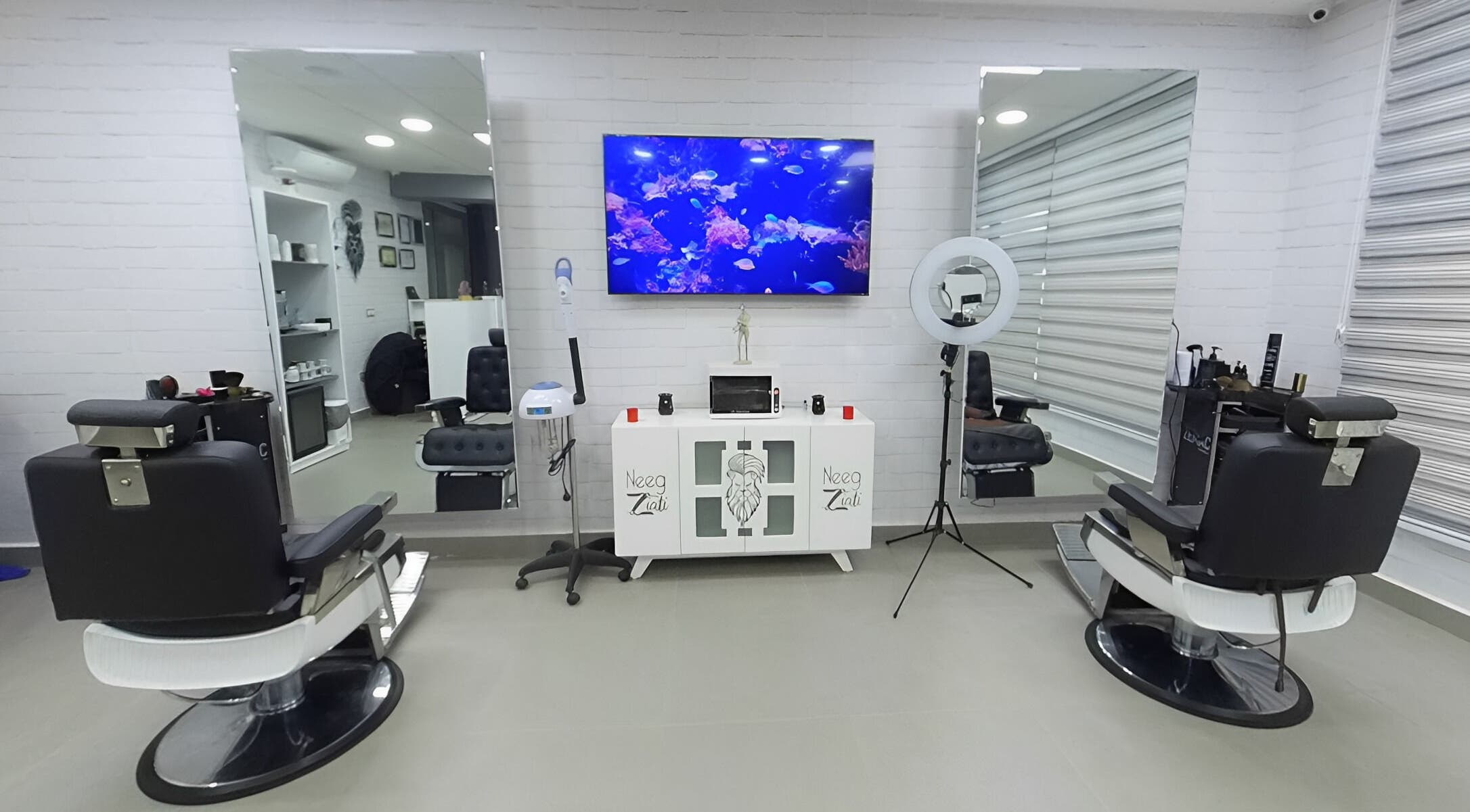 صالون عصري في نيغ زيتي، تطوان، طنجة تطوان الحسيمة، المغرب، يتميز بكرسيين ومرايا عصرية.