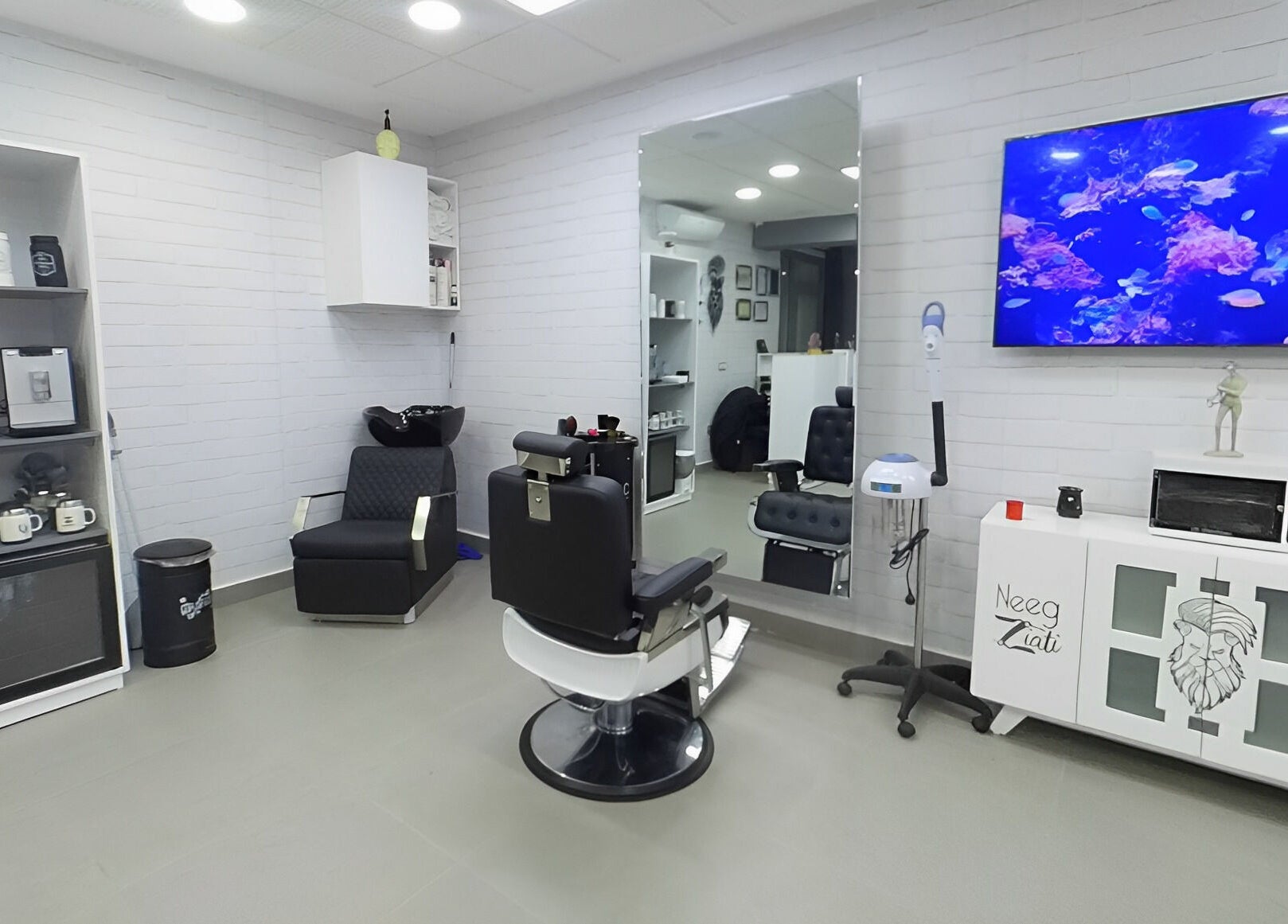 زاوية أنيقة في Neeg Ziati، في تطوان، طنجة تطوان الحسيمة، MA مع آثاث عصري وشاشة عرض.