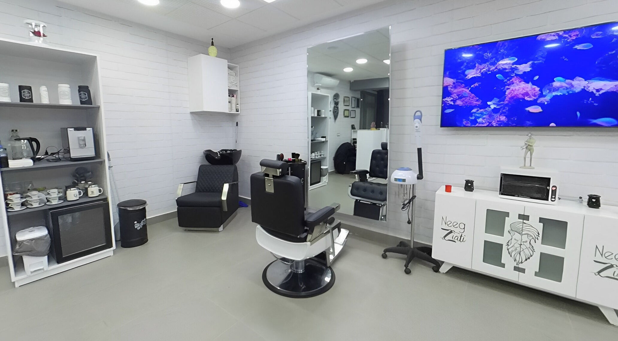 زاوية أنيقة في Neeg Ziati، في تطوان، طنجة تطوان الحسيمة، MA مع آثاث عصري وشاشة عرض.