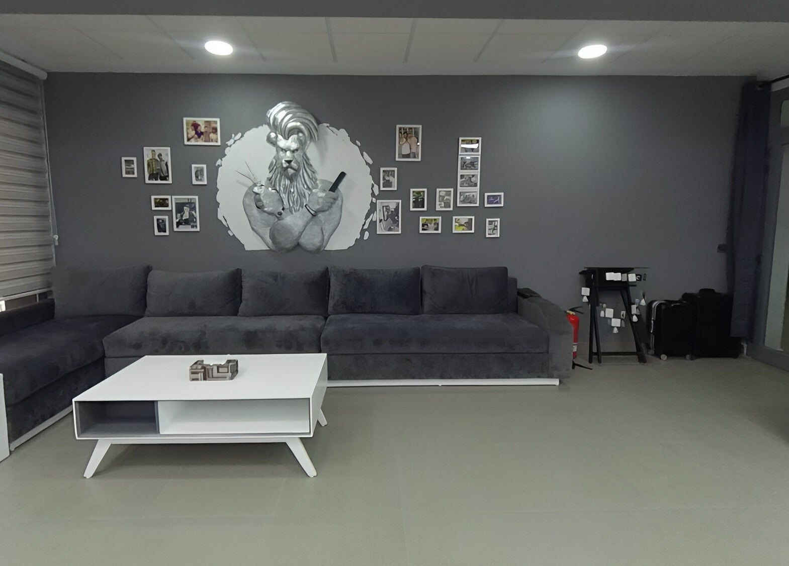 غرفة انتظار حديثة في نيغ زيتي، تطوان، طنجة-تطوان-الحسيمة، المغرب مع ديكور أسد فني.