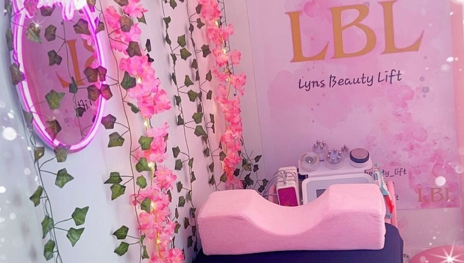 Coin floral de Lyns Beauty Lift à 76500, Normandie, FR, offrant un cadre relaxant pour les soins beauté.