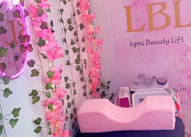 Coin floral de Lyns Beauty Lift à 76500, Normandie, FR, offrant un cadre relaxant pour les soins beauté.
