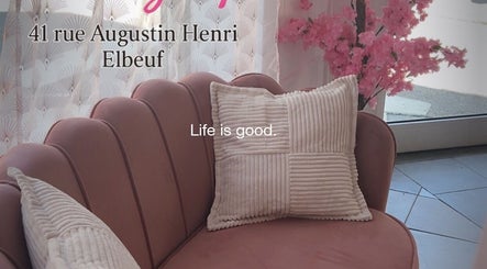 Canapé rose élégant chez Lyns Beauty Lift, 76500, Normandie, FR, créant une ambiance accueillante et sereine.
