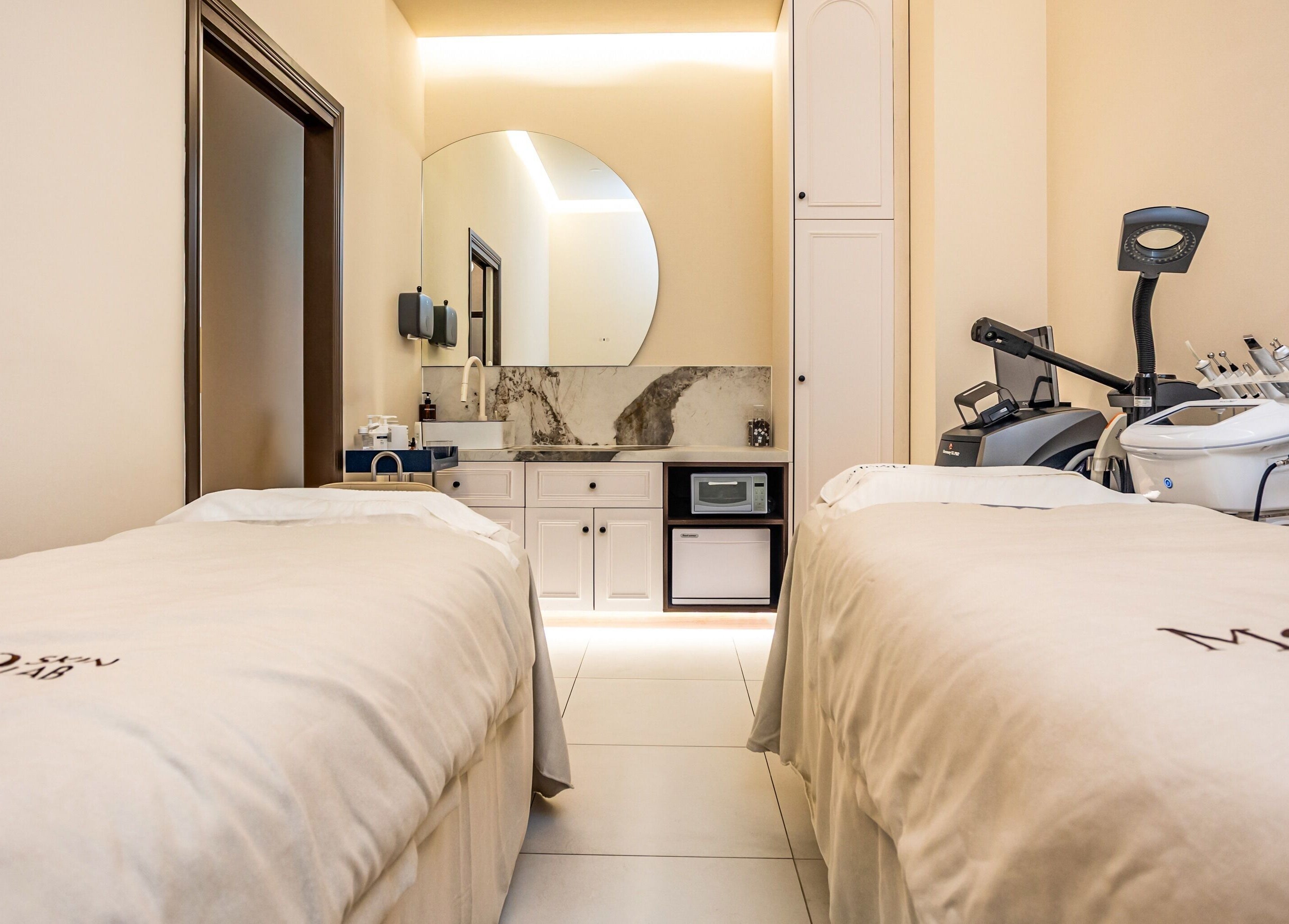 Relaxing treatment room at MOOD SkinLab 美肌研所 in Melbourne, Victoria, AU, showcasing two cozy massage beds.