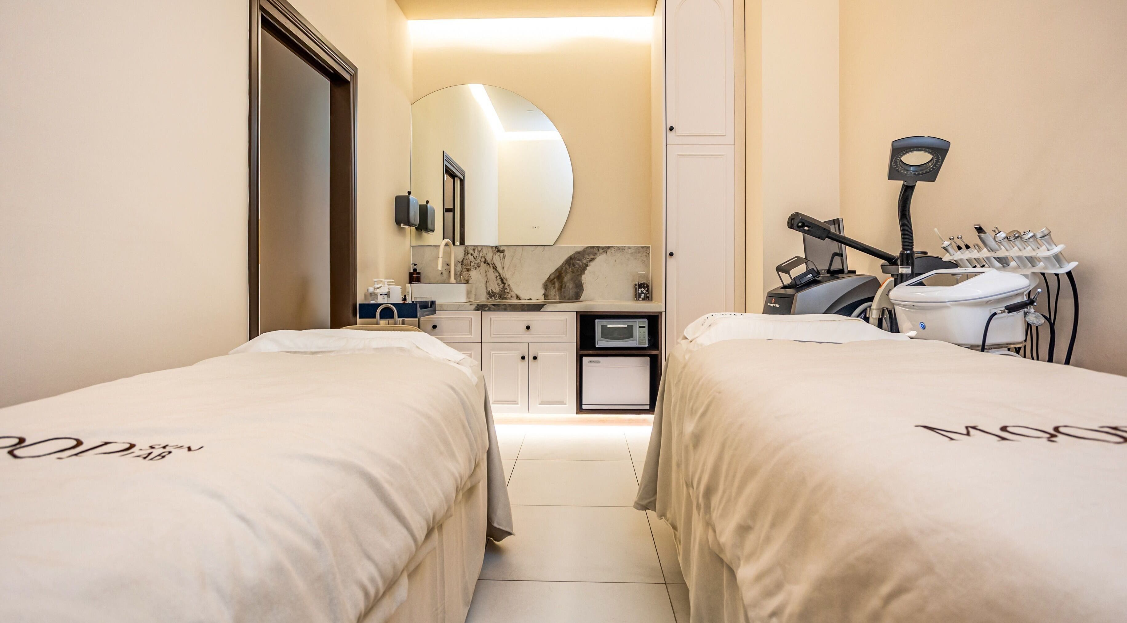 Relaxing treatment room at MOOD SkinLab 美肌研所 in Melbourne, Victoria, AU, showcasing two cozy massage beds.