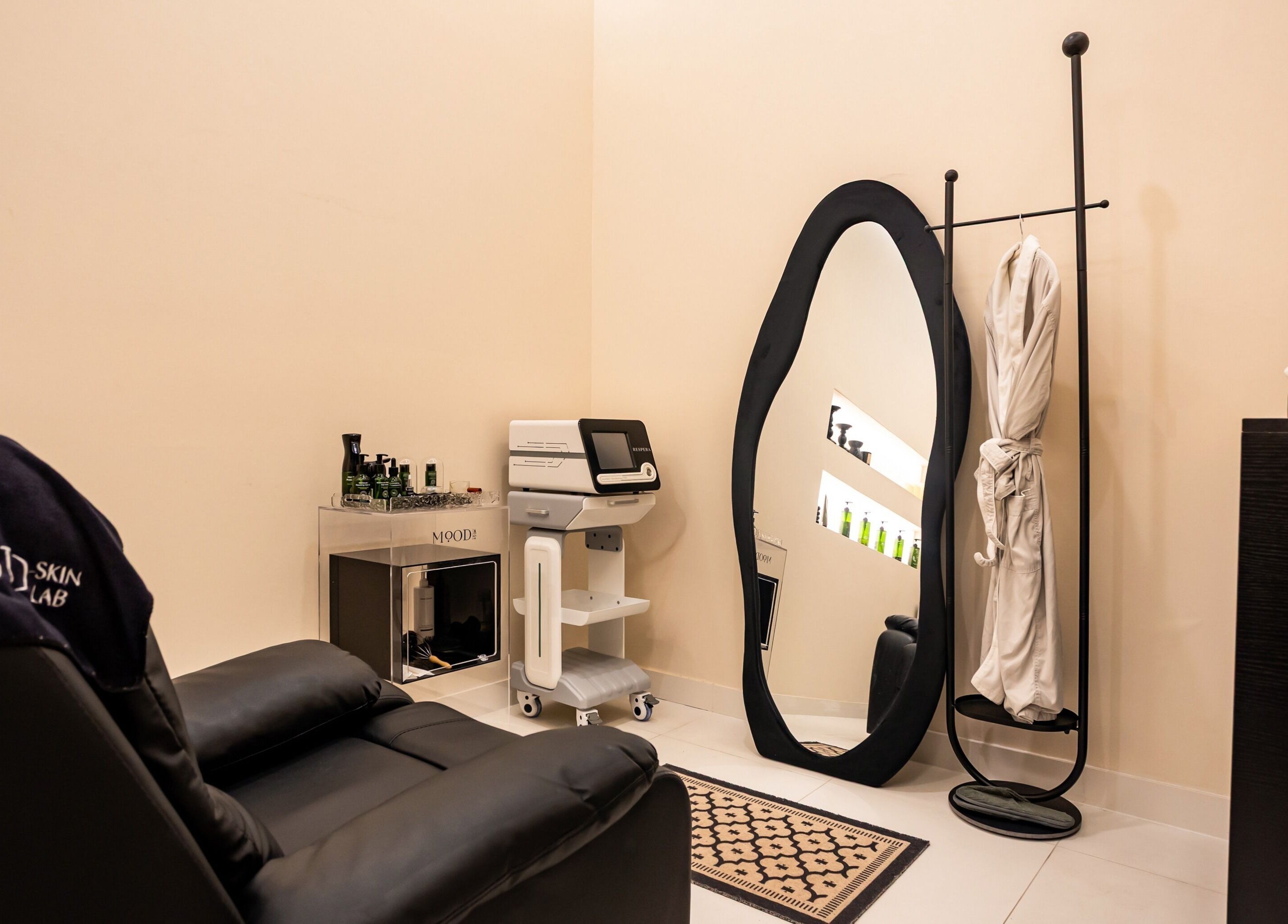 Serene treatment room at MOOD SkinLab 美肌研所, Melbourne, Victoria, AU, featuring modern decor and amenities.