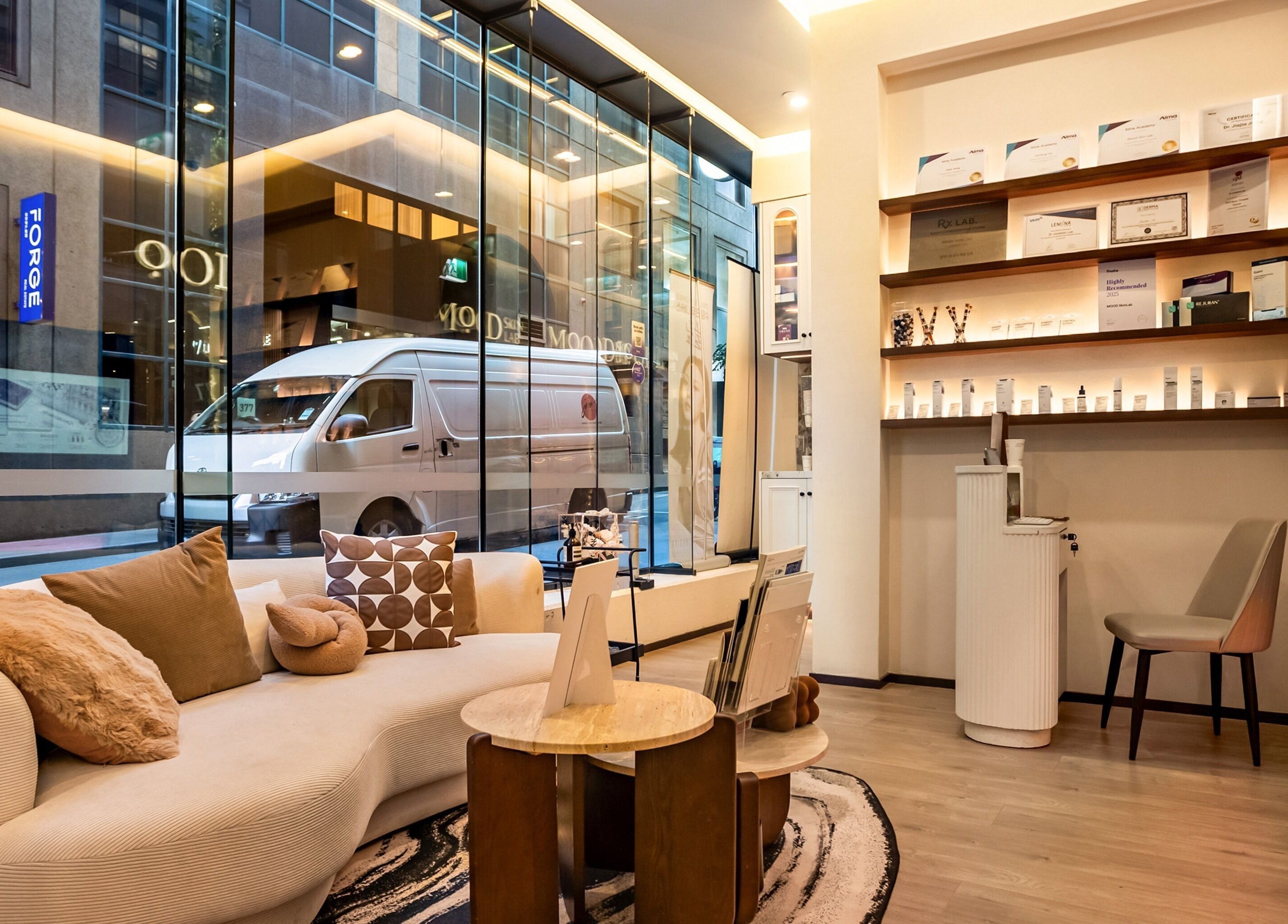 Elegant lounge area at MOOD SkinLab 美肌研所 in Melbourne, Victoria, AU featuring plush seating and serene ambiance.