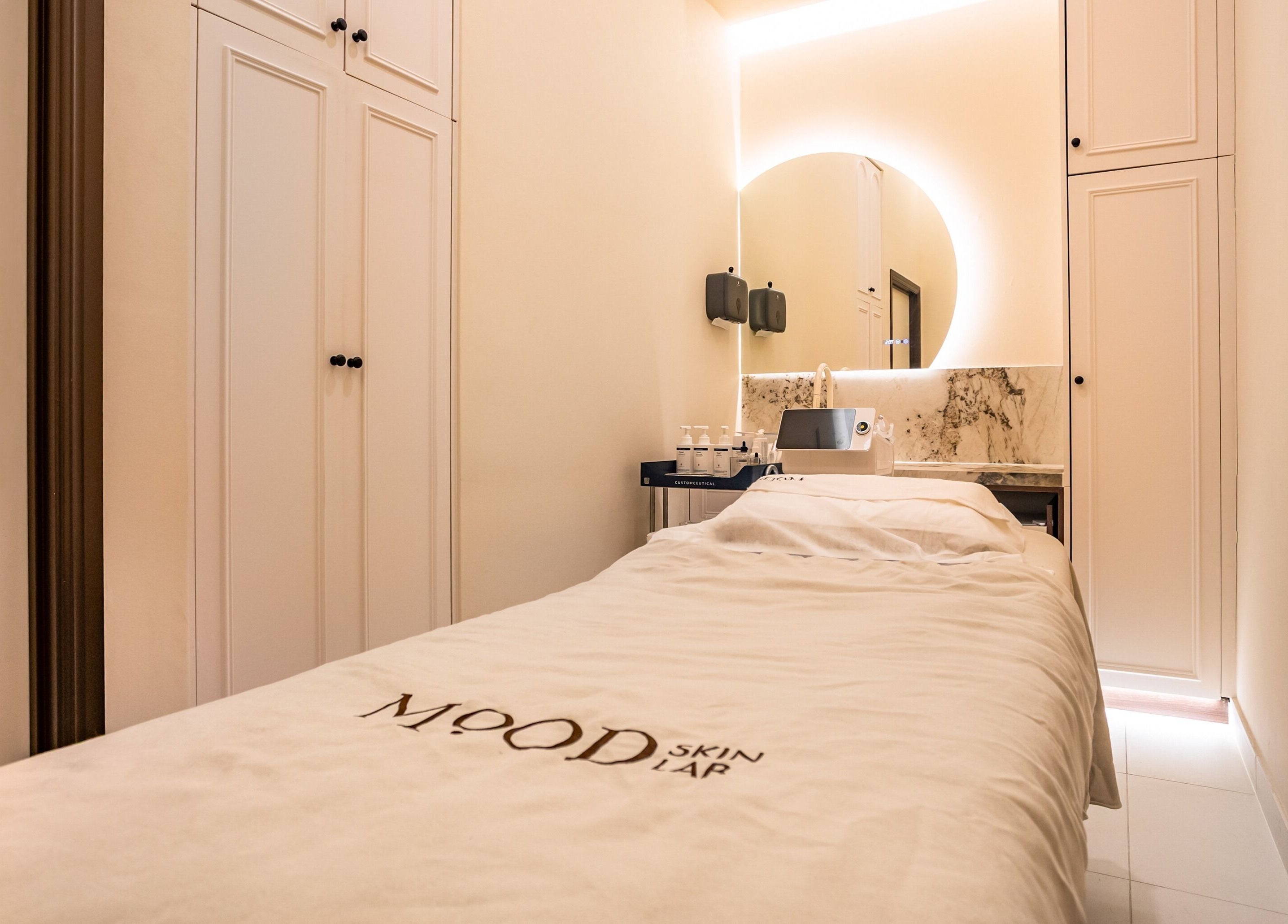Cozy treatment room at MOOD SkinLab 美肌研所, Melbourne, Victoria, AU, with elegant decor and soft lighting.