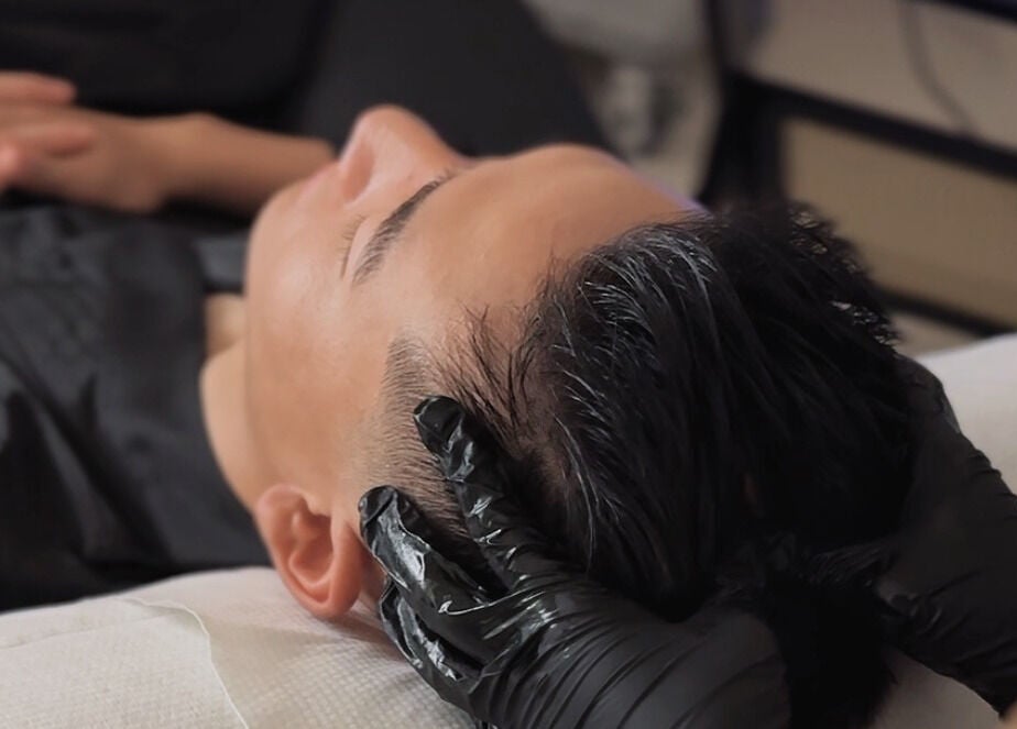 Client receiving soothing head massage at MOOD SkinLab 美肌研所, Melbourne, Victoria, AU.