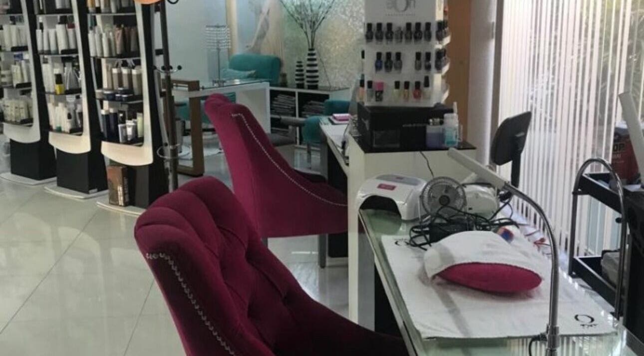 Interior moderno de Izeladelrio Hair Studio & Nails en Ixtapa Zihuatanejo, Guerrero, MX. Espacio acogedor y elegante.