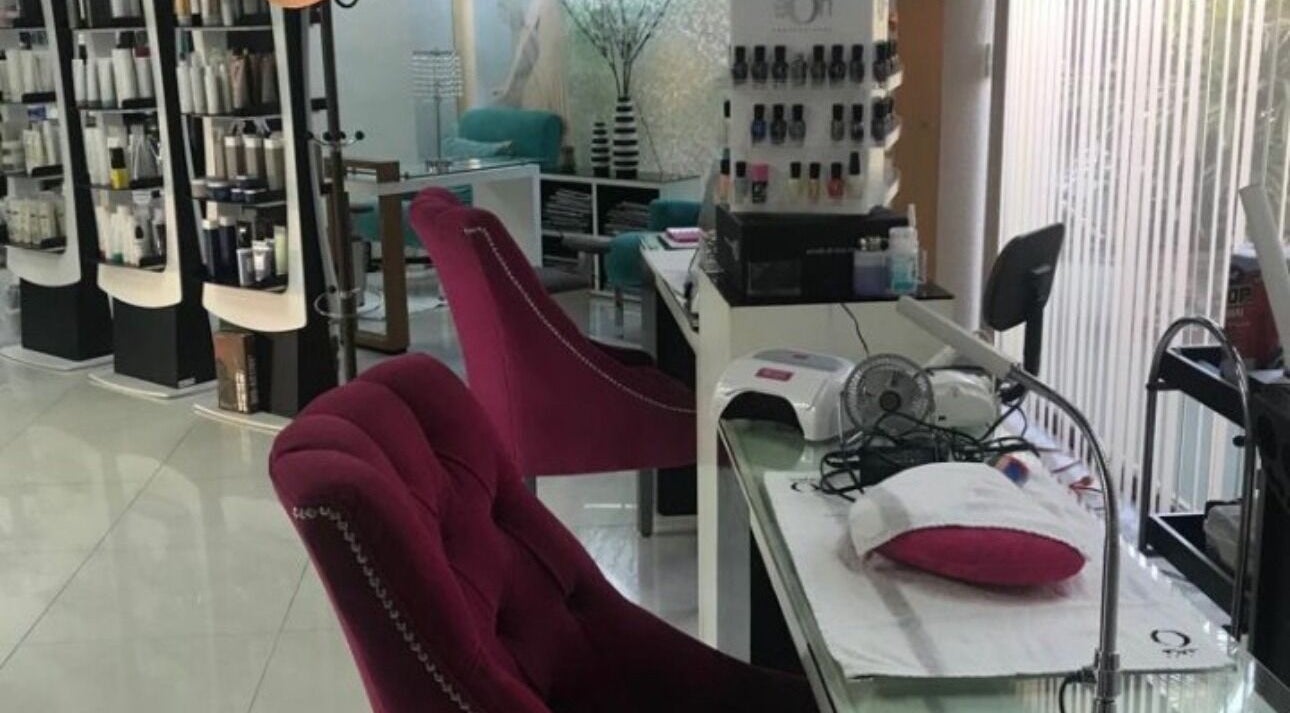 Interior moderno de Izeladelrio Hair Studio & Nails en Ixtapa Zihuatanejo, Guerrero, MX. Espacio acogedor y elegante.