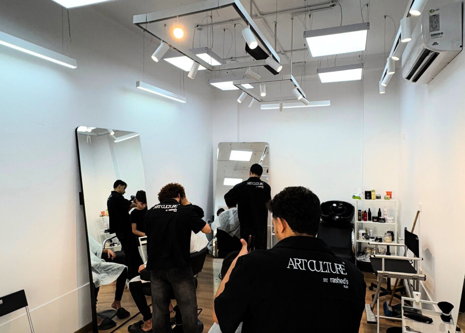 تصفيف الشعر في رائد جماليات ريكين بأجواء هادئة في Rashed's Studio بمحافظة الإسماعيلية، محافظة الإسماعيلية، EG.