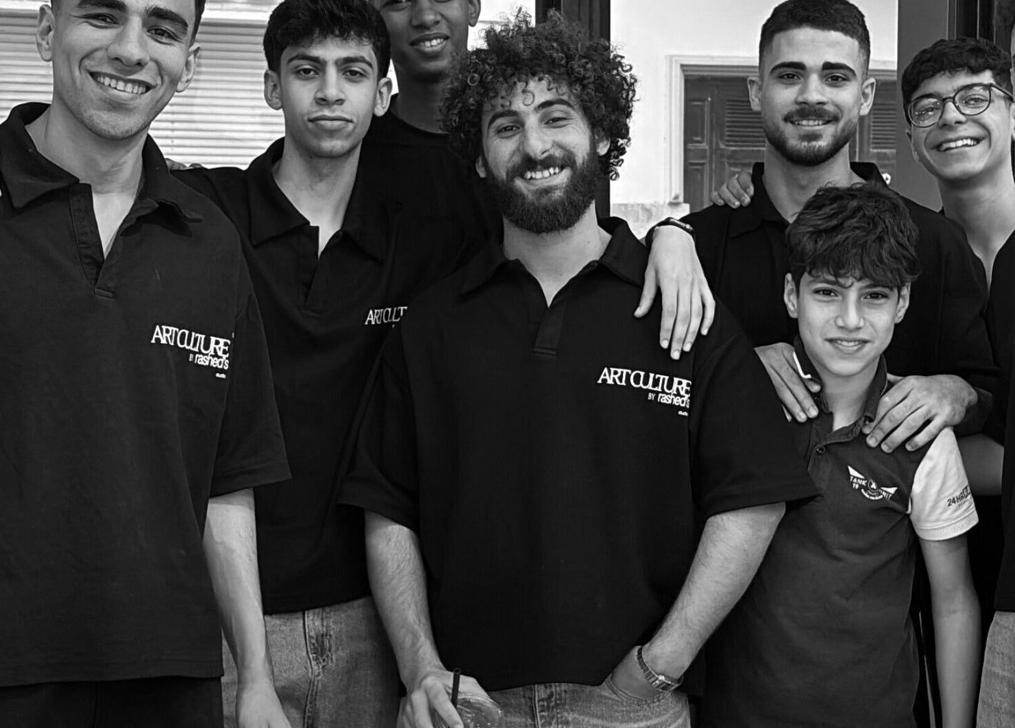 صورة جماعية لفريق من الشباب المبتسمين في راشد ستوديو، محافظة الإسماعيلية، مصر.