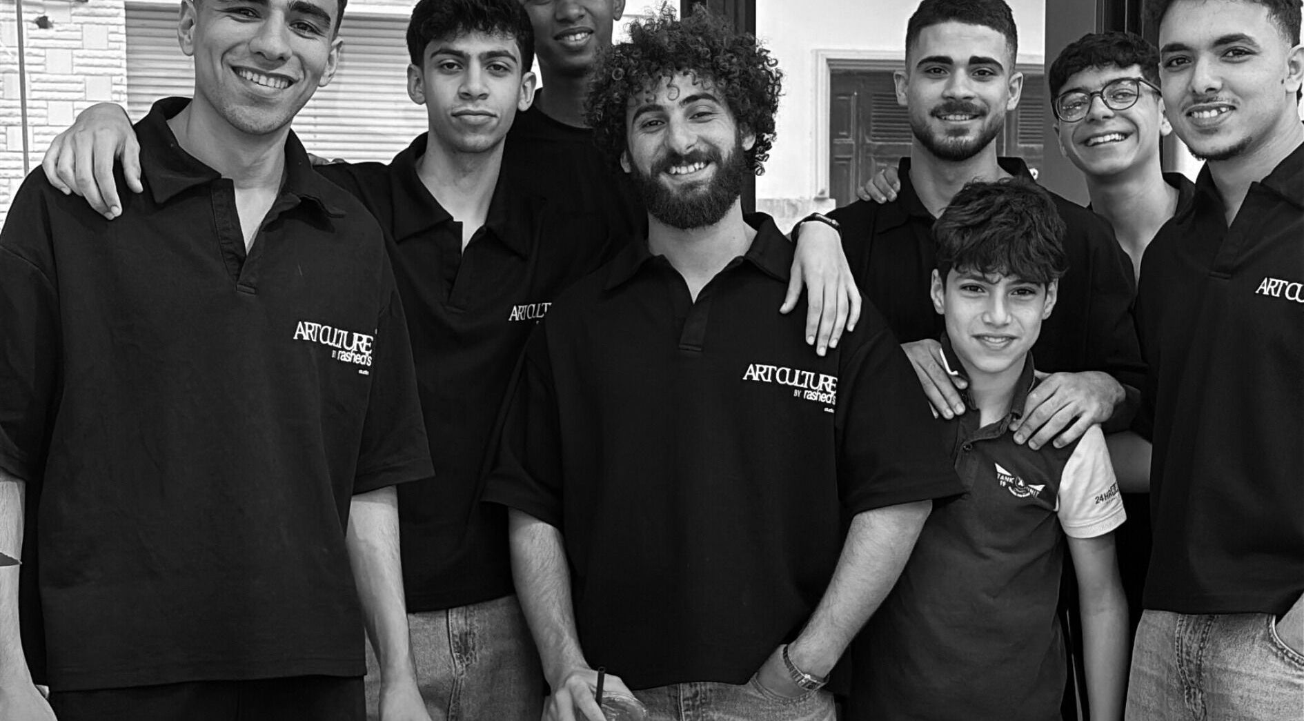 صورة جماعية لفريق من الشباب المبتسمين في راشد ستوديو، محافظة الإسماعيلية، مصر.