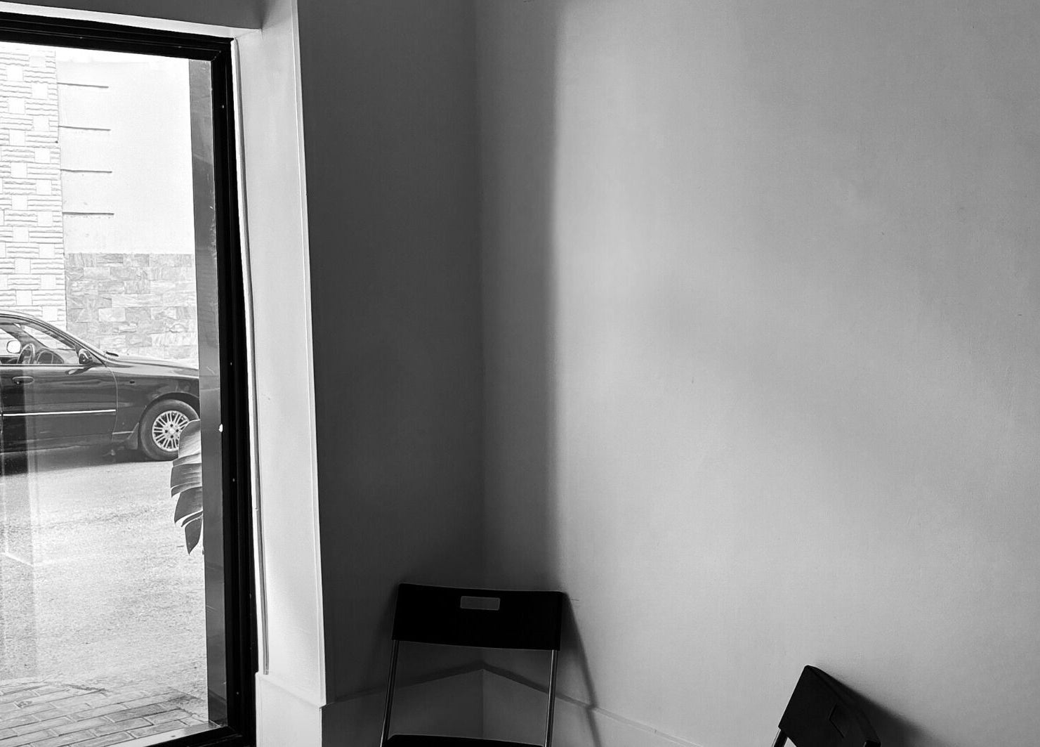 زاوية هادئة في استوديو راشد في محافظة الإسماعيلية، الإسماعيلية، EG تعرض نافذة وكرسي.