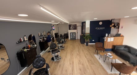 Interior elegante da Barbearia 27 De Agosto em Braga, Braga, PT, com cadeiras de barbeiro e decoração contemporânea.