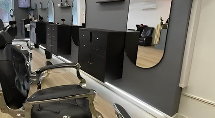 Interior moderno da Barbearia 27 De Agosto em Braga, Braga, PT com espelhos e cadeiras de cabeleireiro.