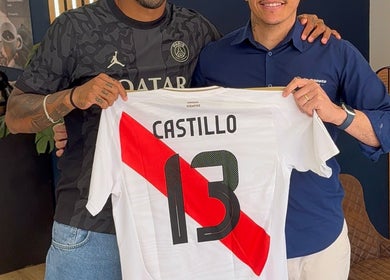 Dois homens seguram uma camisa esportiva na Barbearia 27 De Agosto, Braga, Braga, PT.
