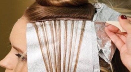 Folies worden aangebracht voor highlights bij Anna Beauty & Hair Secret in Den Haag, Zuid-holland, NL.