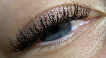 Chloee’s Lash and Brow Bar image 3