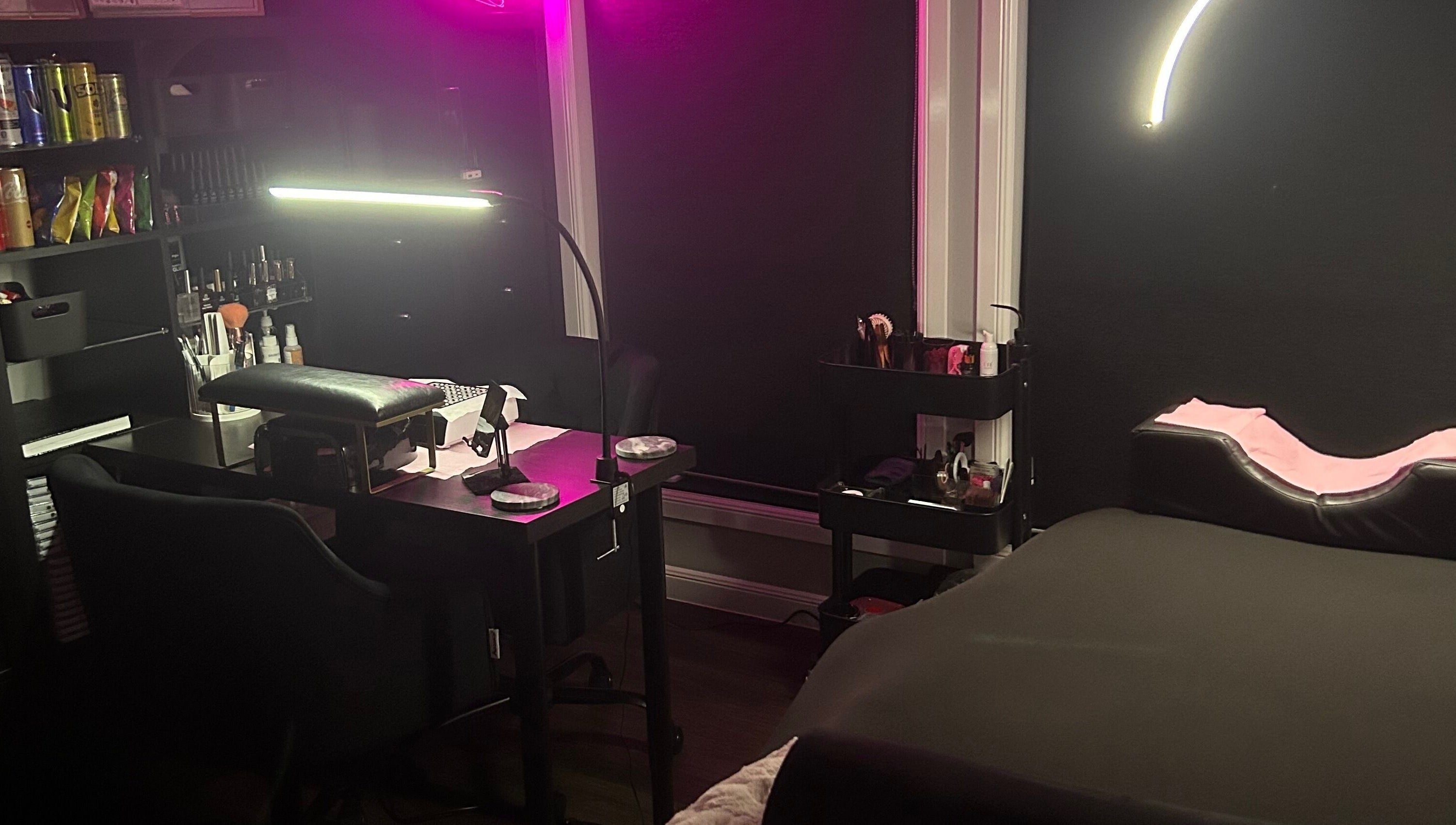 Chloee’s Lash and Brow Bar, cozy beauty station in Woolmar, Queensland, AU with dim pink lighting.