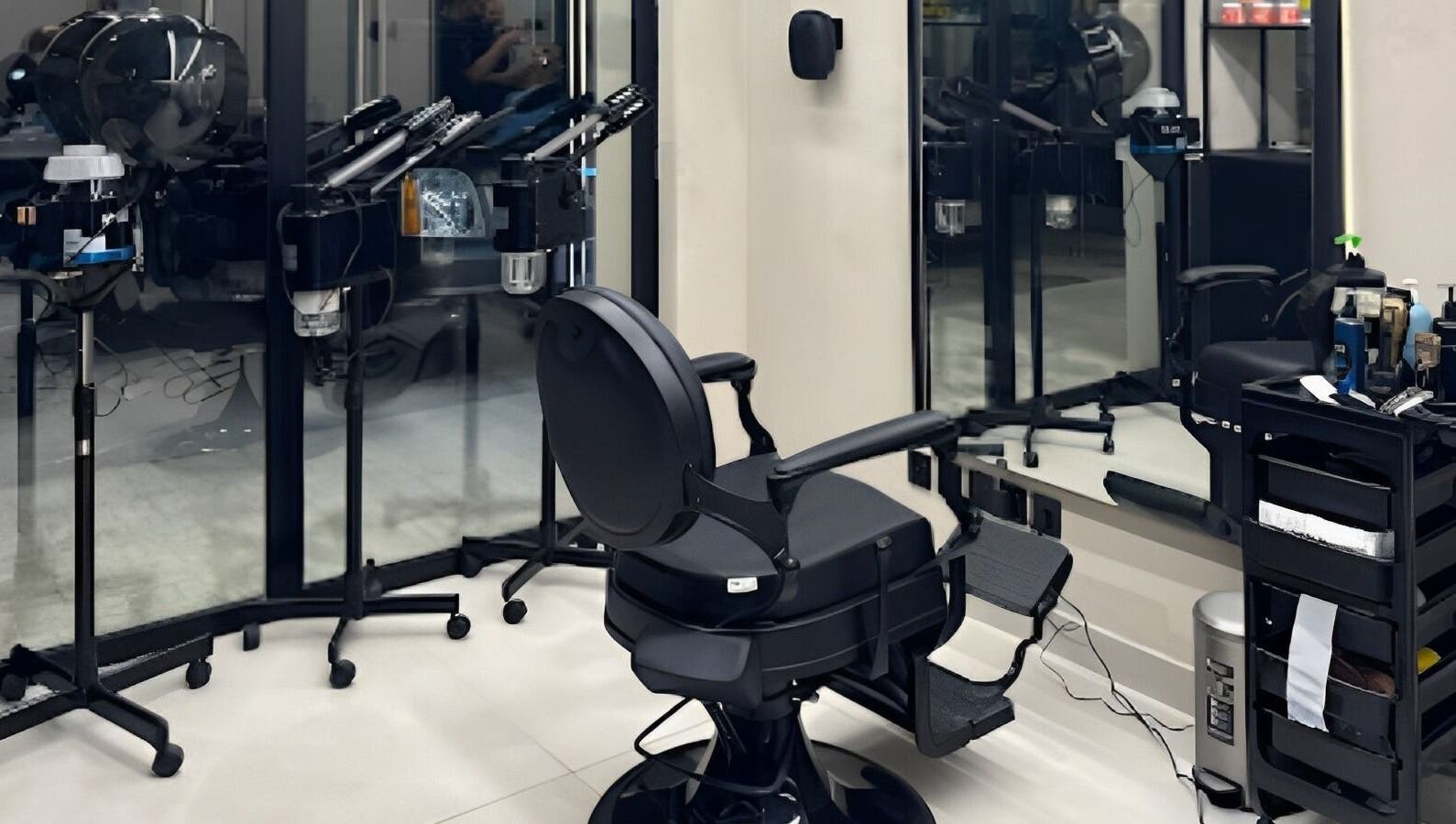 Modern salon setup at Edge 90 - حافه ٩٠ المنار, Riyadh, Riyadh Province, SA, featuring styling chair and tools.