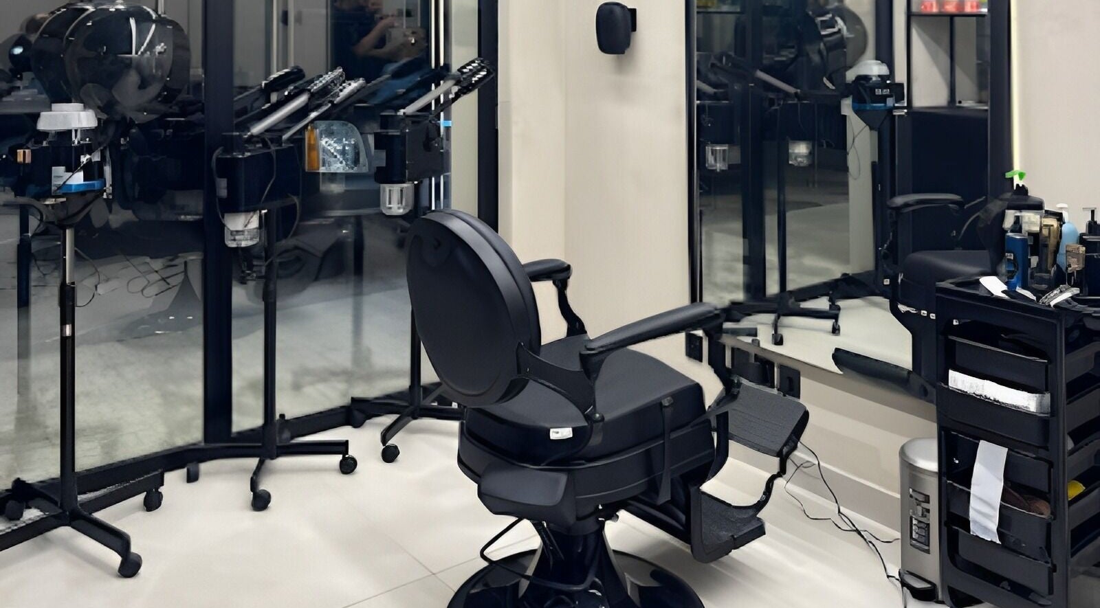 Modern salon setup at Edge 90 - حافه ٩٠ المنار, Riyadh, Riyadh Province, SA, featuring styling chair and tools.