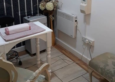 Pretty Nails Nottingham cozy manicure table setup, Arnold, England, GB.