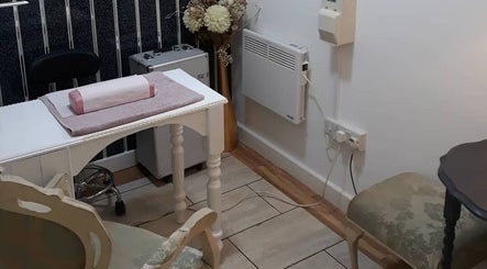 Pretty Nails Nottingham cozy manicure table setup, Arnold, England, GB.