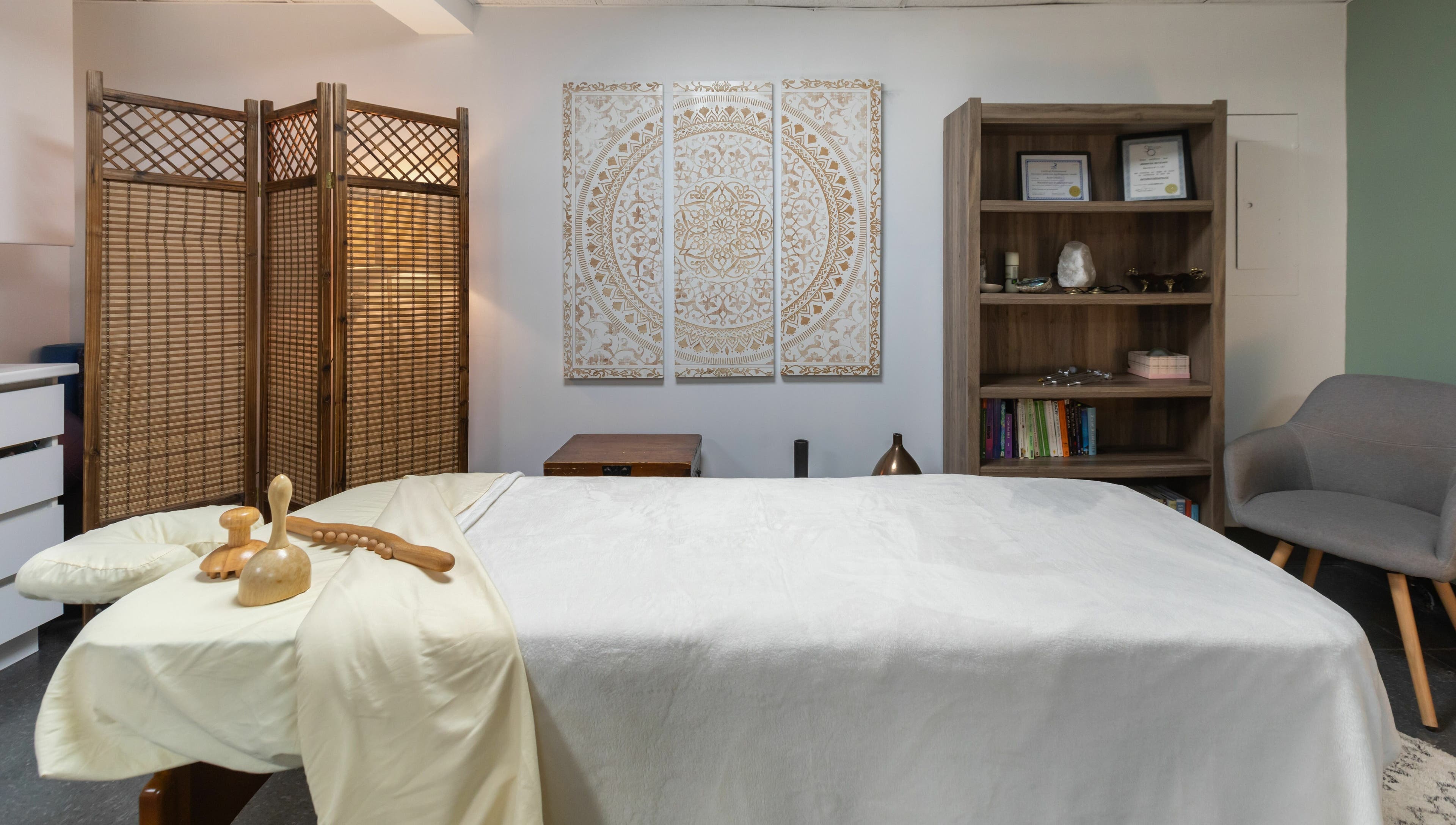 Salle de massage paisible à Setsuko | NDG, Montréal, Québec, CA avec lit et décor apaisant.