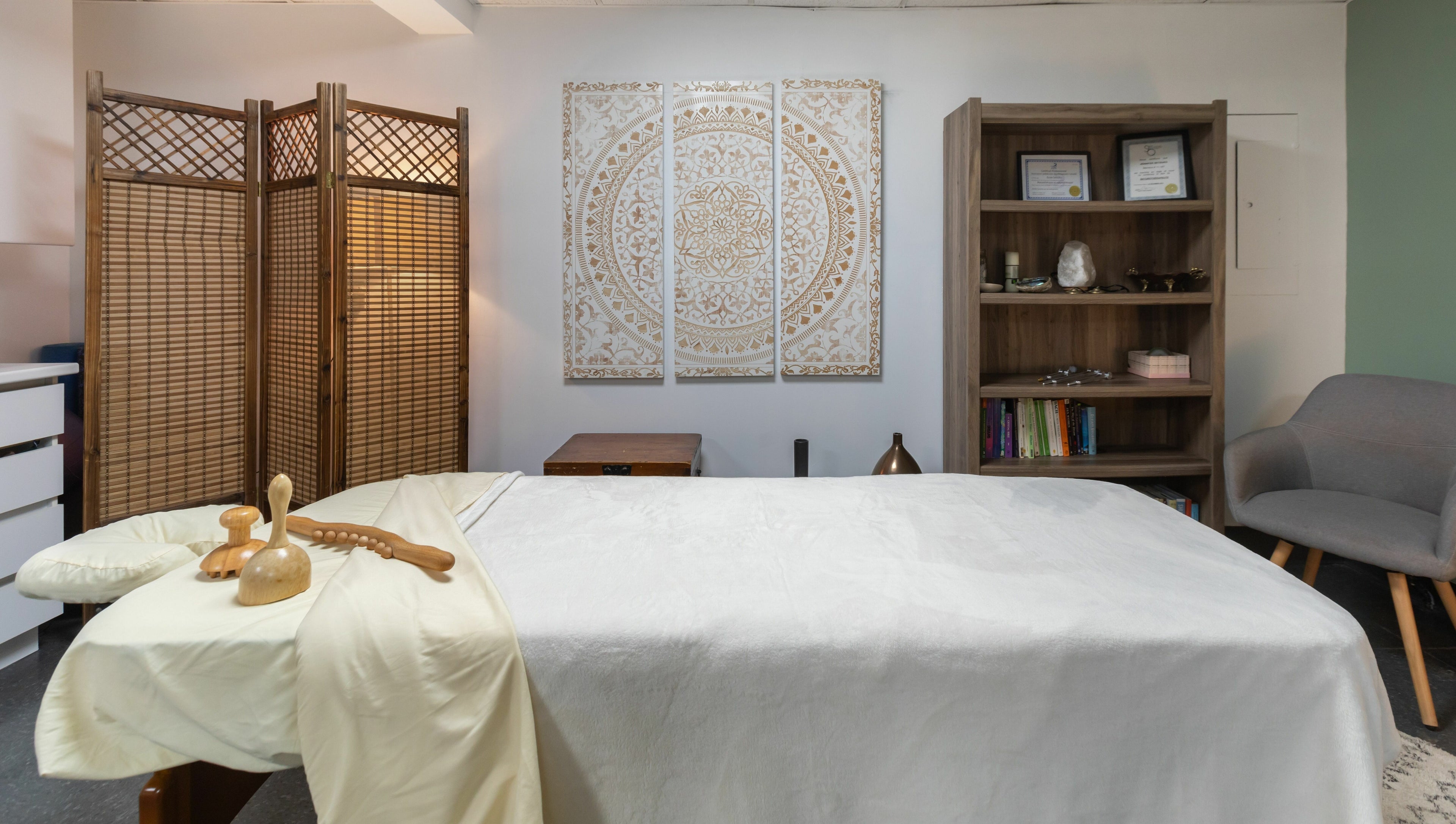 Salle de massage paisible à Setsuko | NDG, Montréal, Québec, CA avec lit et décor apaisant.