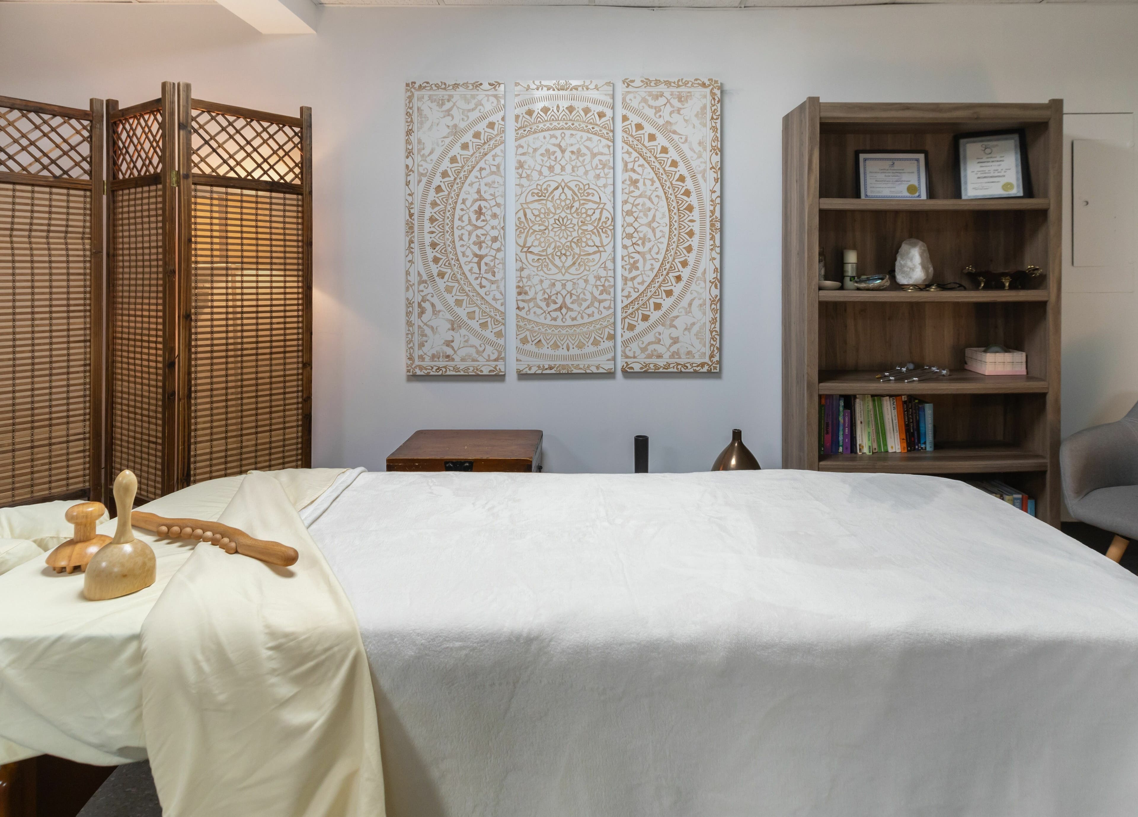 Salle de massage paisible à Setsuko | NDG, Montréal, Québec, CA avec lit et décor apaisant.