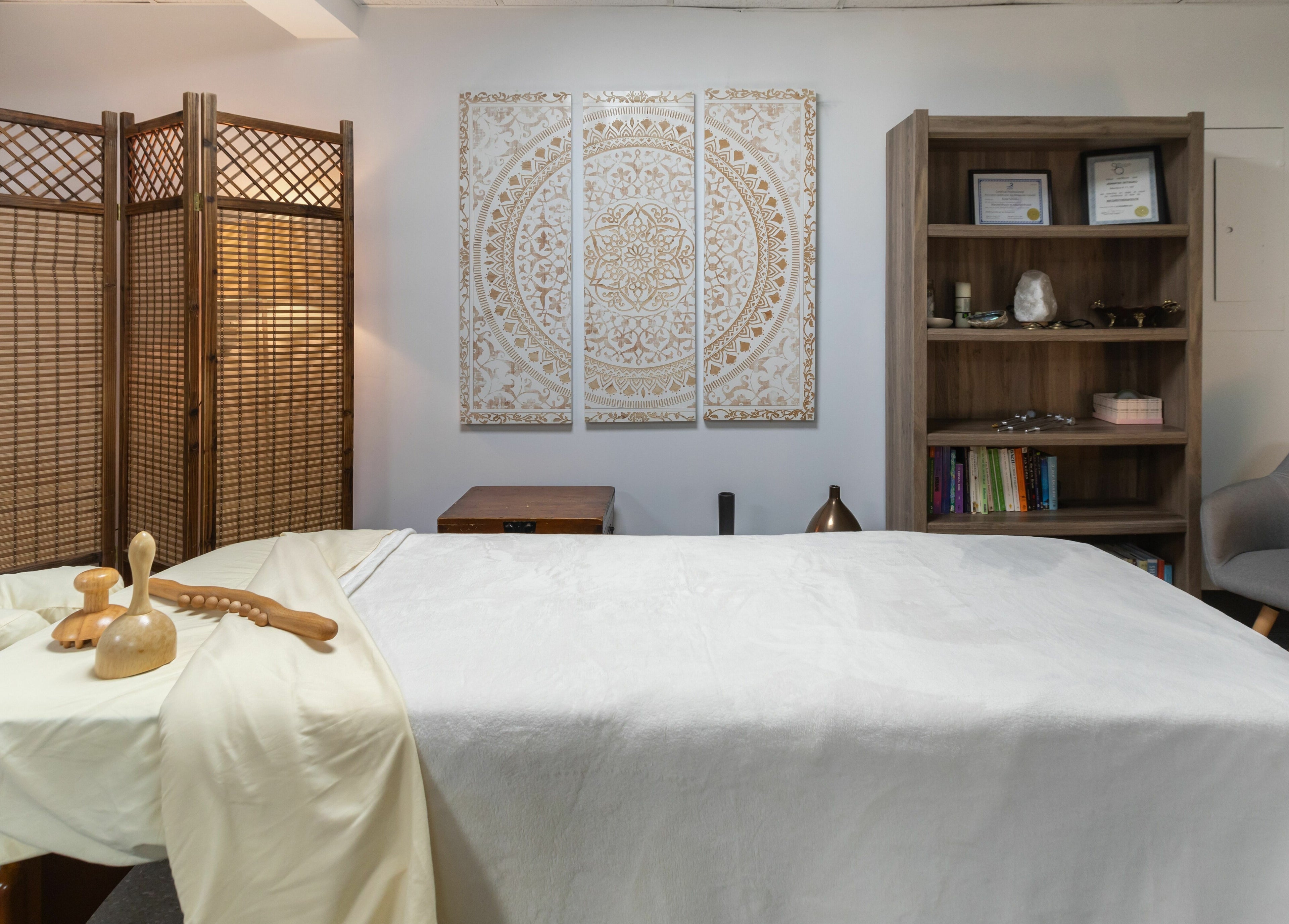 Salle de massage paisible à Setsuko | NDG, Montréal, Québec, CA avec lit et décor apaisant.