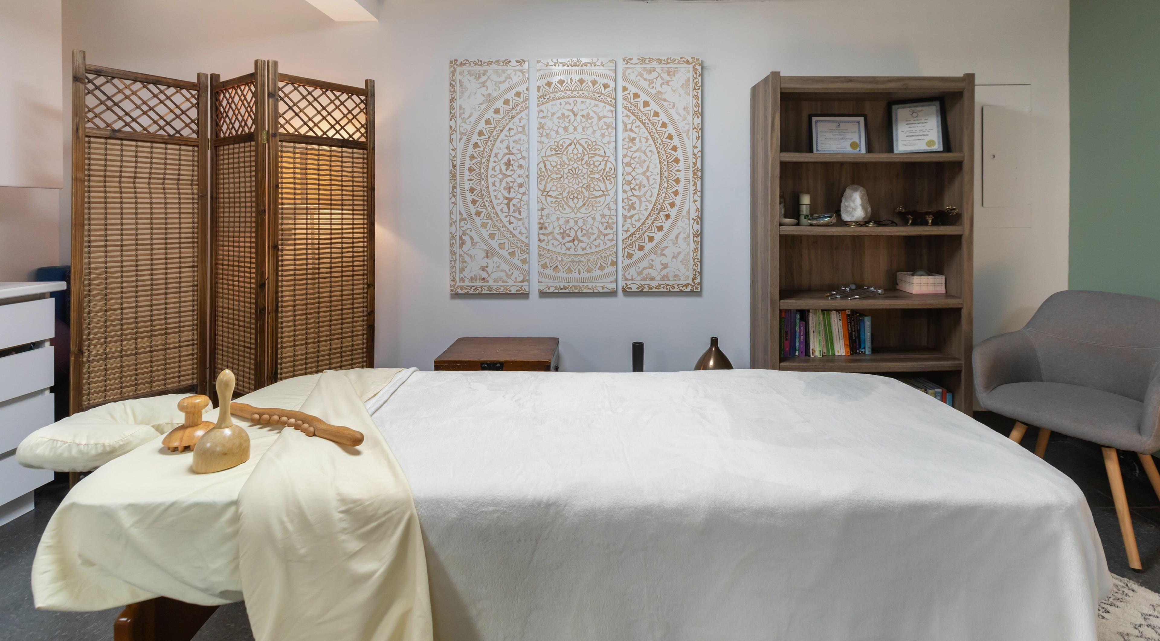 Salle de massage paisible à Setsuko | NDG, Montréal, Québec, CA avec lit et décor apaisant.