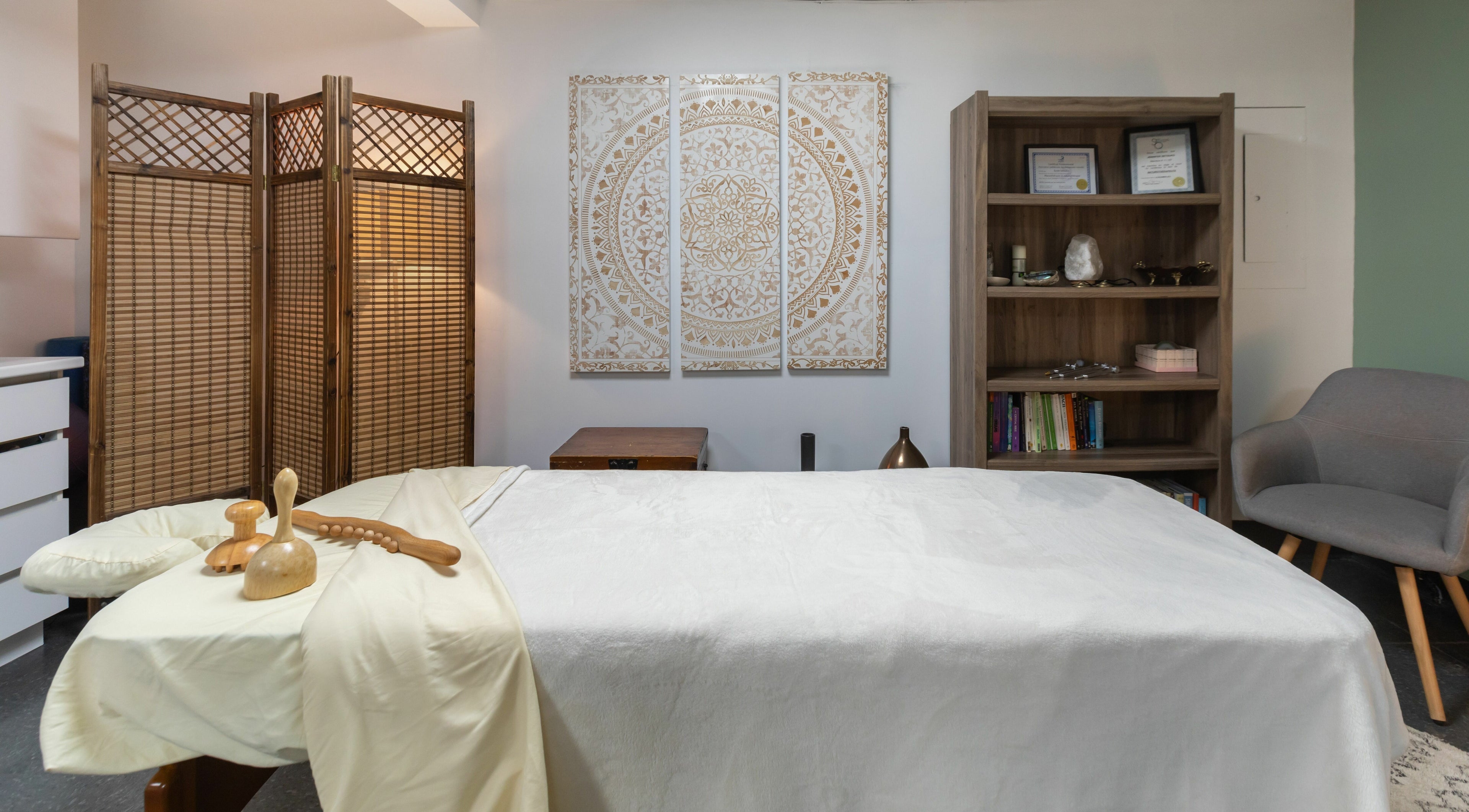 Salle de massage paisible à Setsuko | NDG, Montréal, Québec, CA avec lit et décor apaisant.