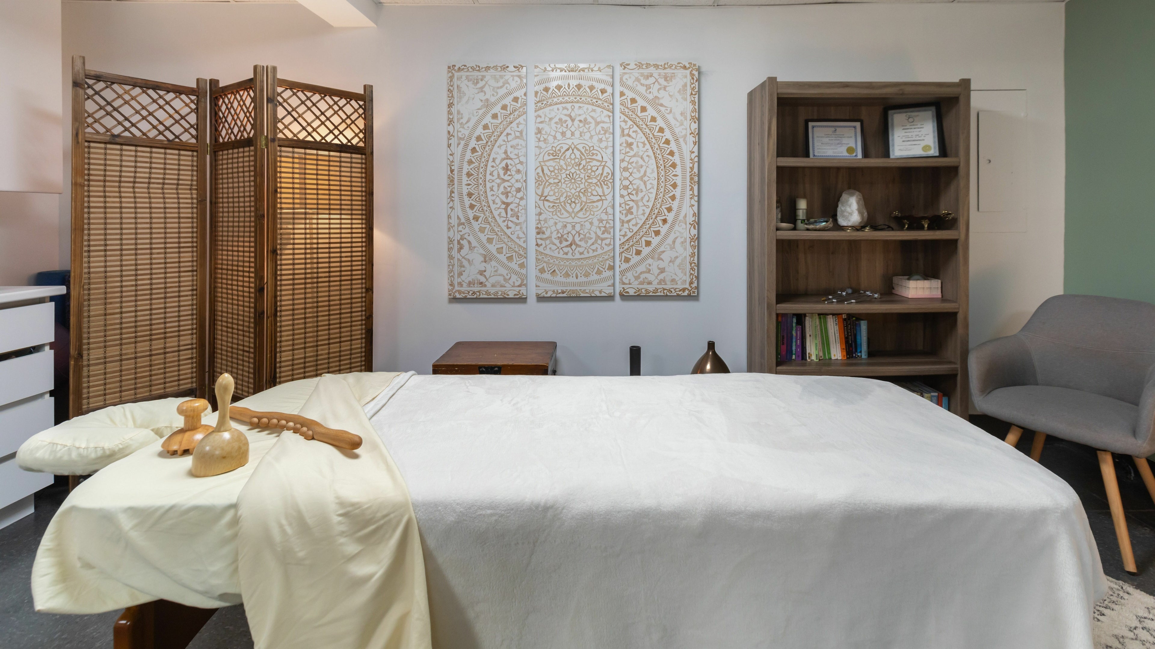 Salle de massage paisible à Setsuko | NDG, Montréal, Québec, CA avec lit et décor apaisant.