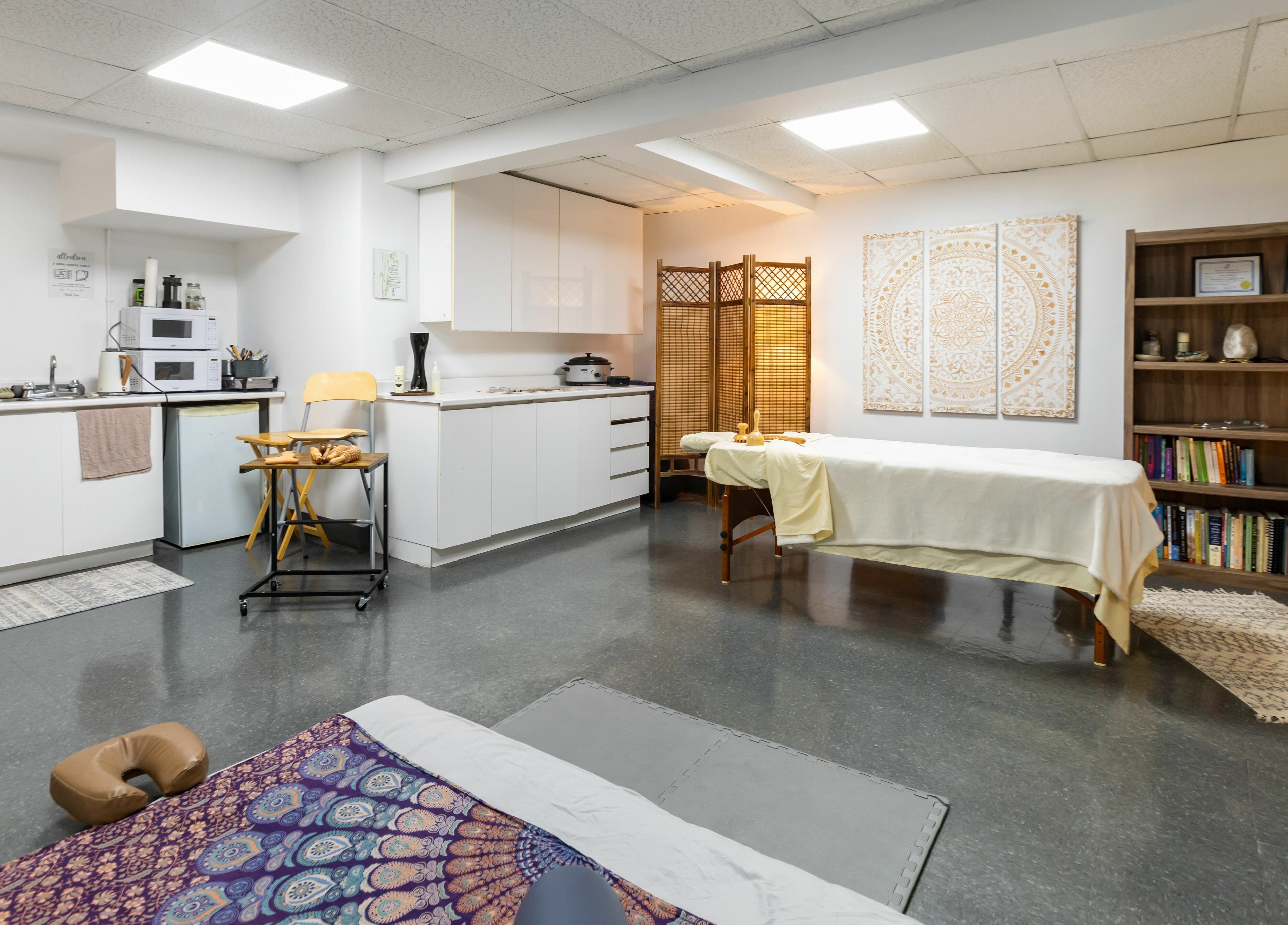 Salle de massage apaisante chez Setsuko | NDG, Montréal, Québec, CA avec décoration harmonieuse.