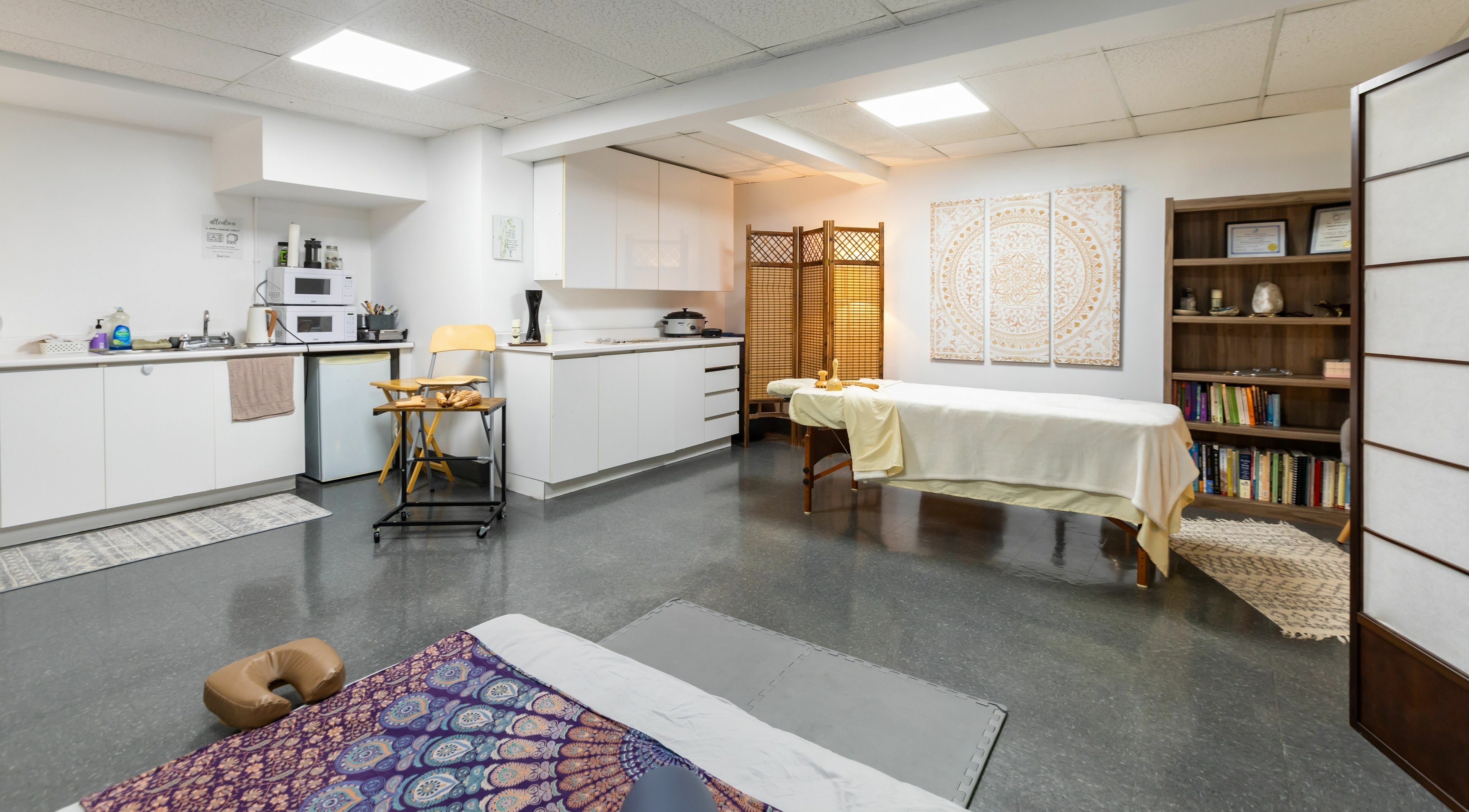 Salle de massage apaisante chez Setsuko | NDG, Montréal, Québec, CA avec décoration harmonieuse.