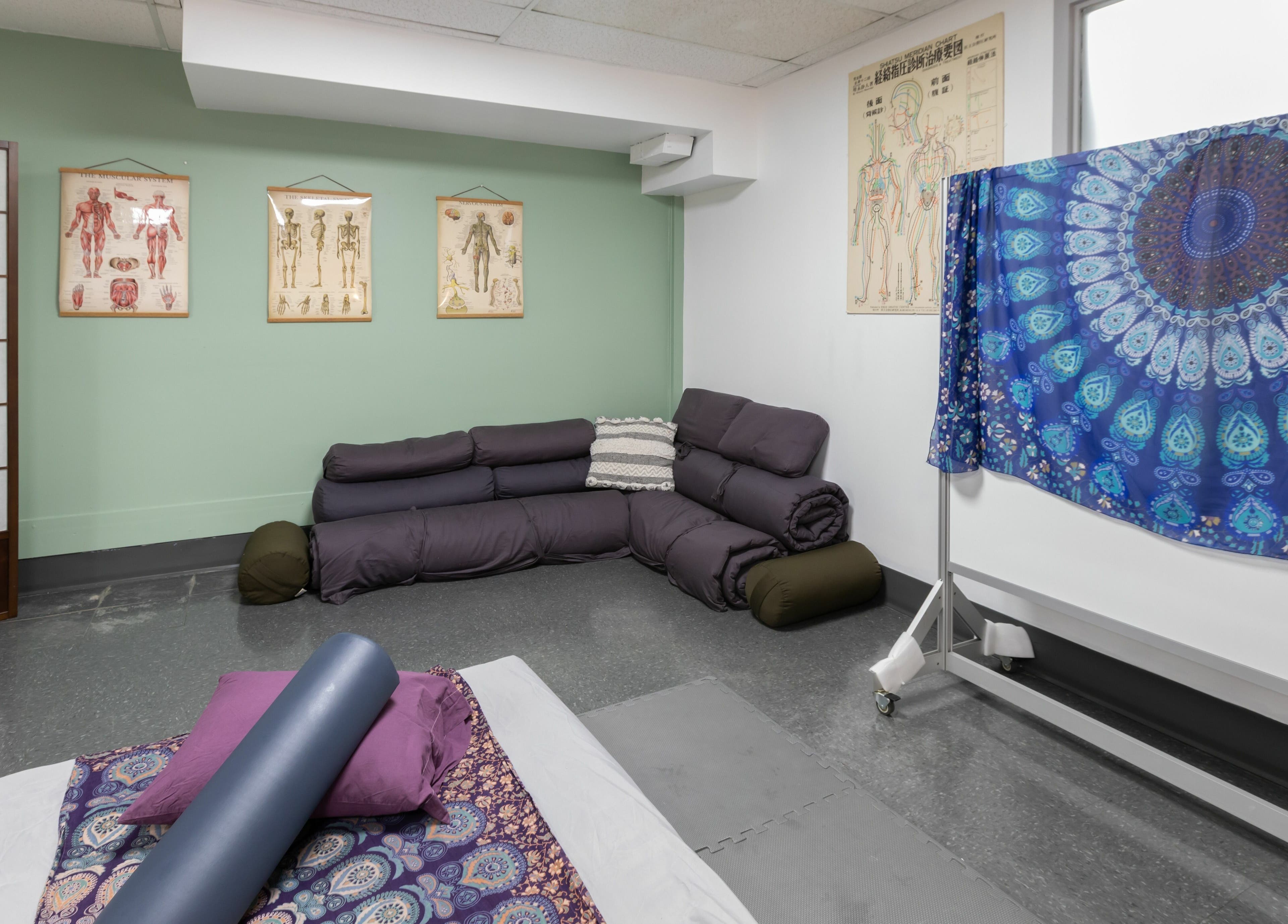 Espace de relaxation chez Setsuko | NDG à Montréal, Québec, CA avec décor apaisant et matelas confortable.