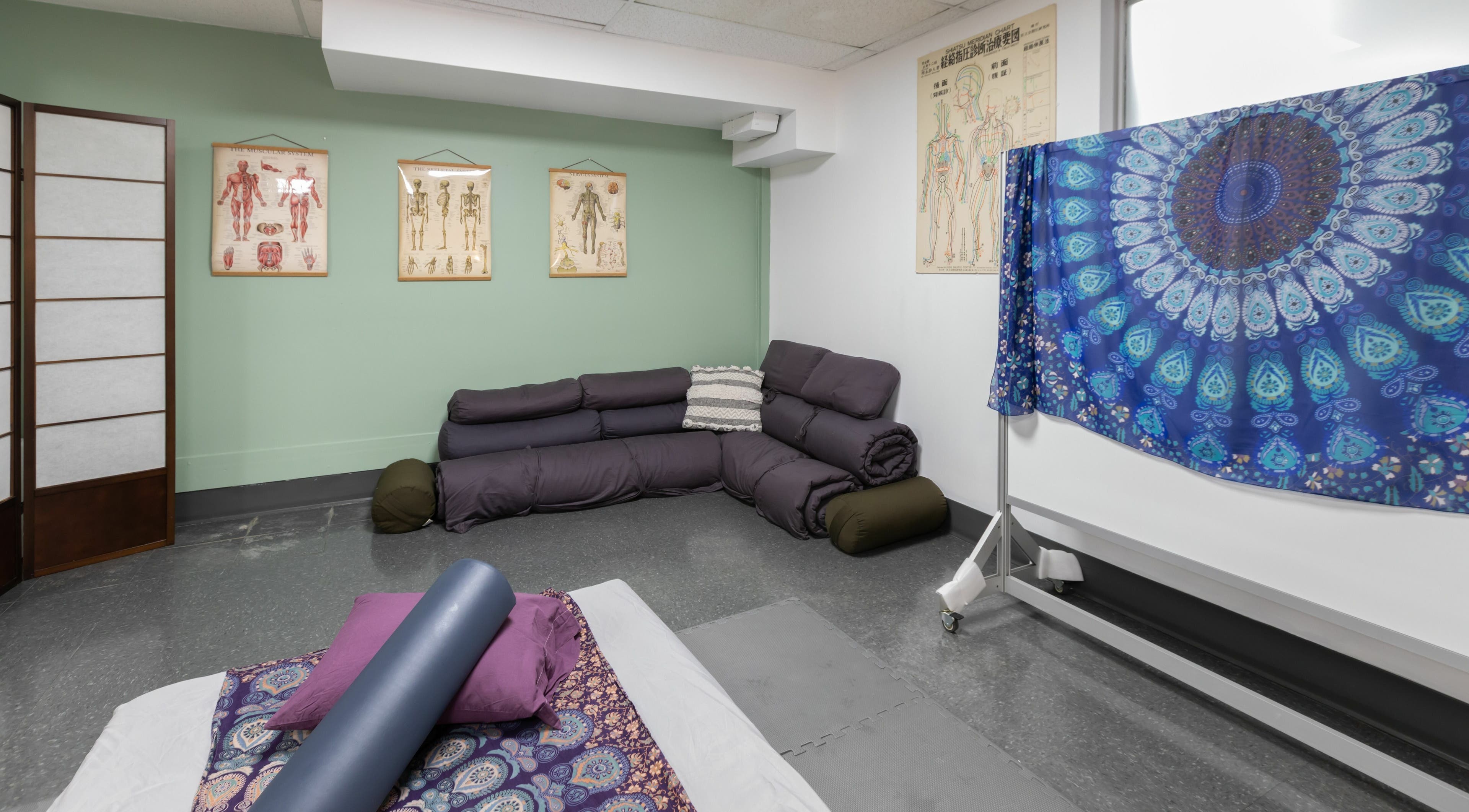 Espace de relaxation chez Setsuko | NDG à Montréal, Québec, CA avec décor apaisant et matelas confortable.