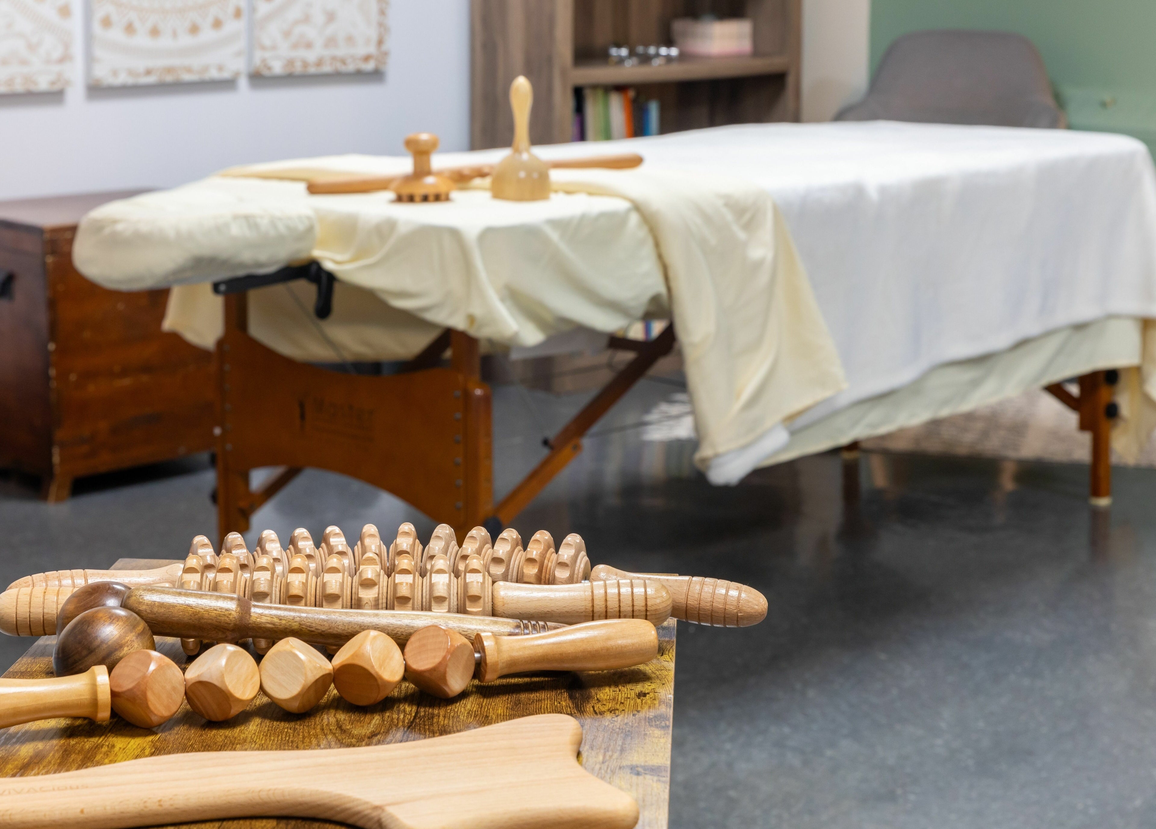 Outils de massage en bois chez Setsuko | NDG, Montréal, Québec, CA. Une table de soin est en arrière-plan.