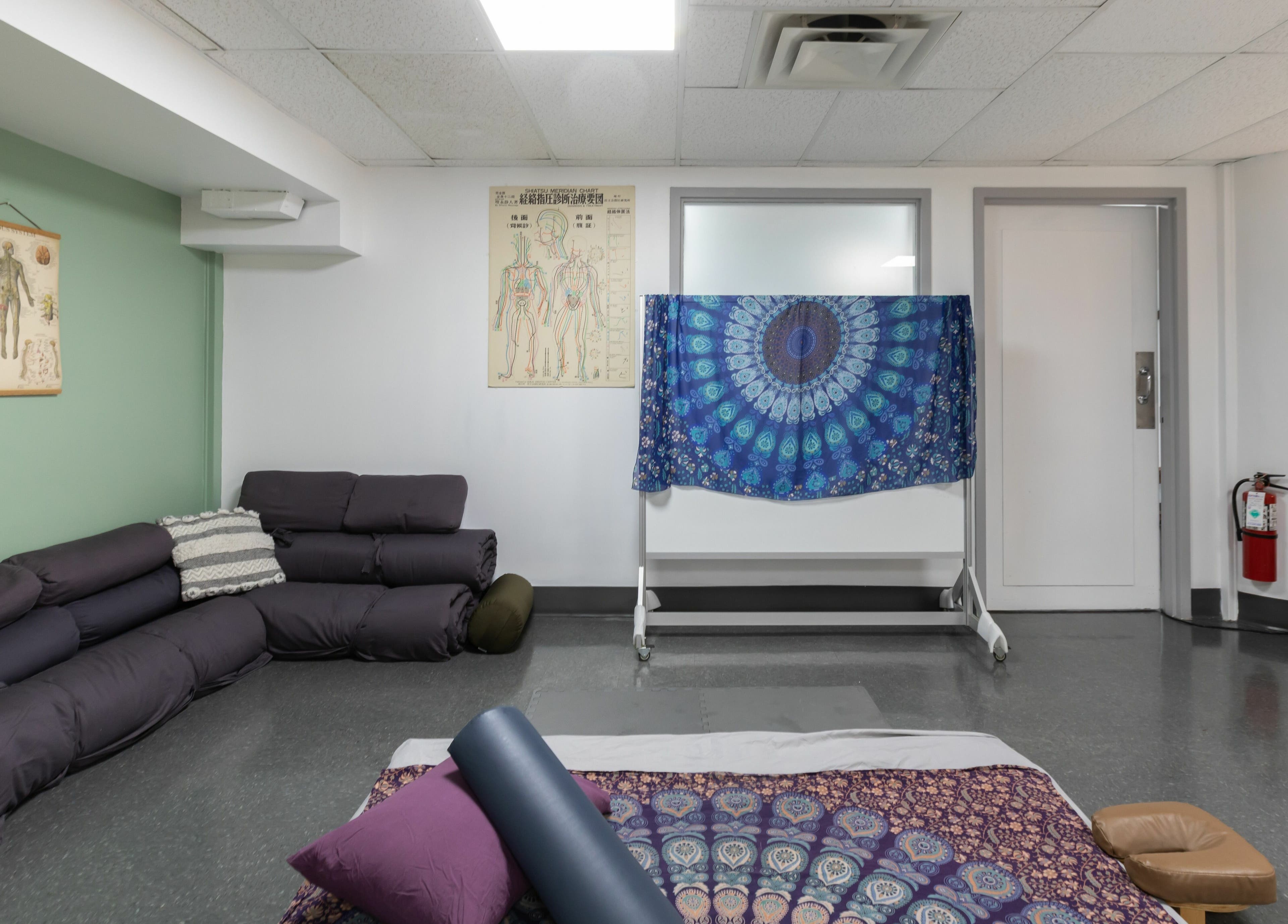 Salle de bien-être chez Setsuko | NDG à Montréal, Québec, CA, avec décoration apaisante et matelas de relaxation.