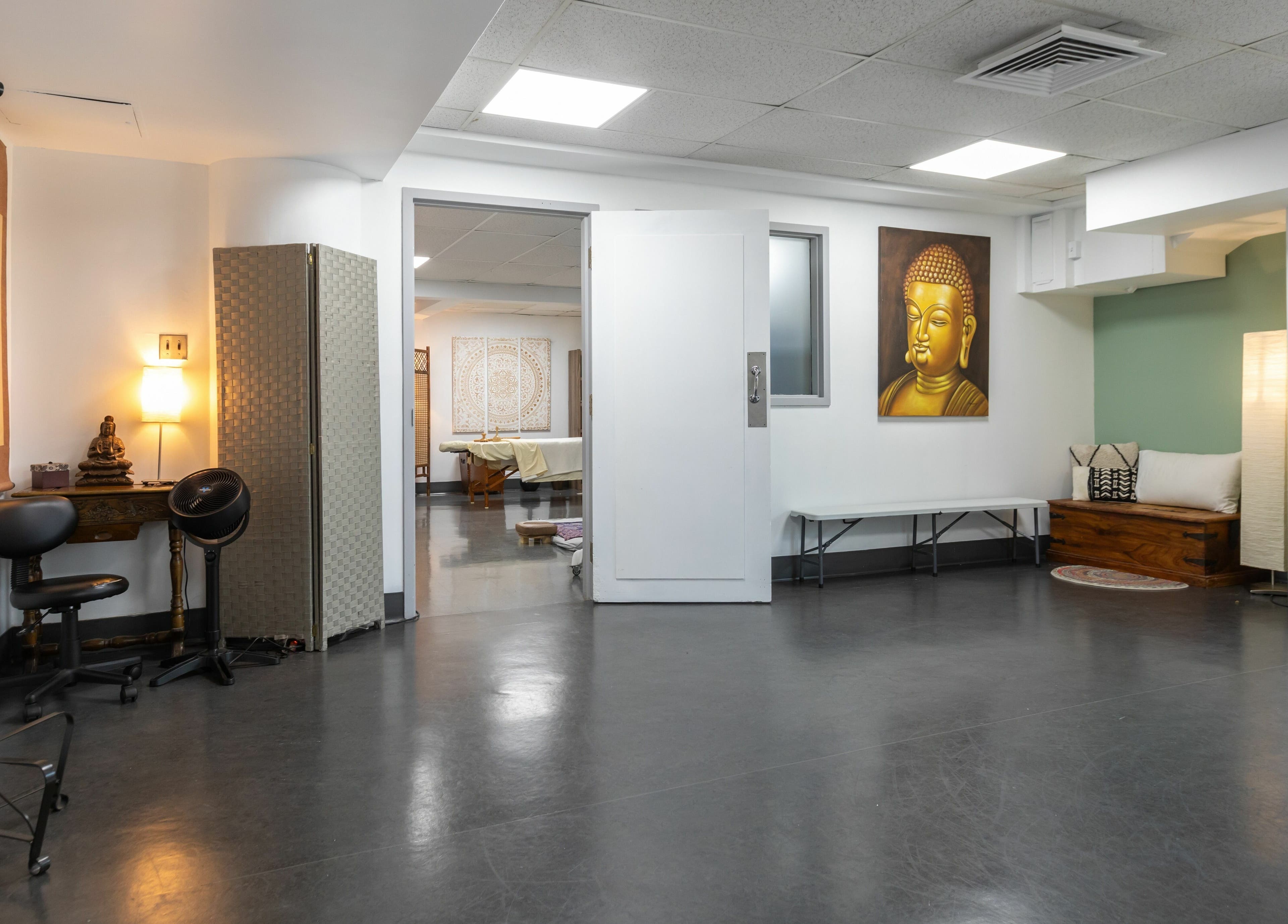 Intérieur relaxant de Setsuko | NDG à Montréal, Québec, CA: décor zen avec art de Bouddha et coin détente.