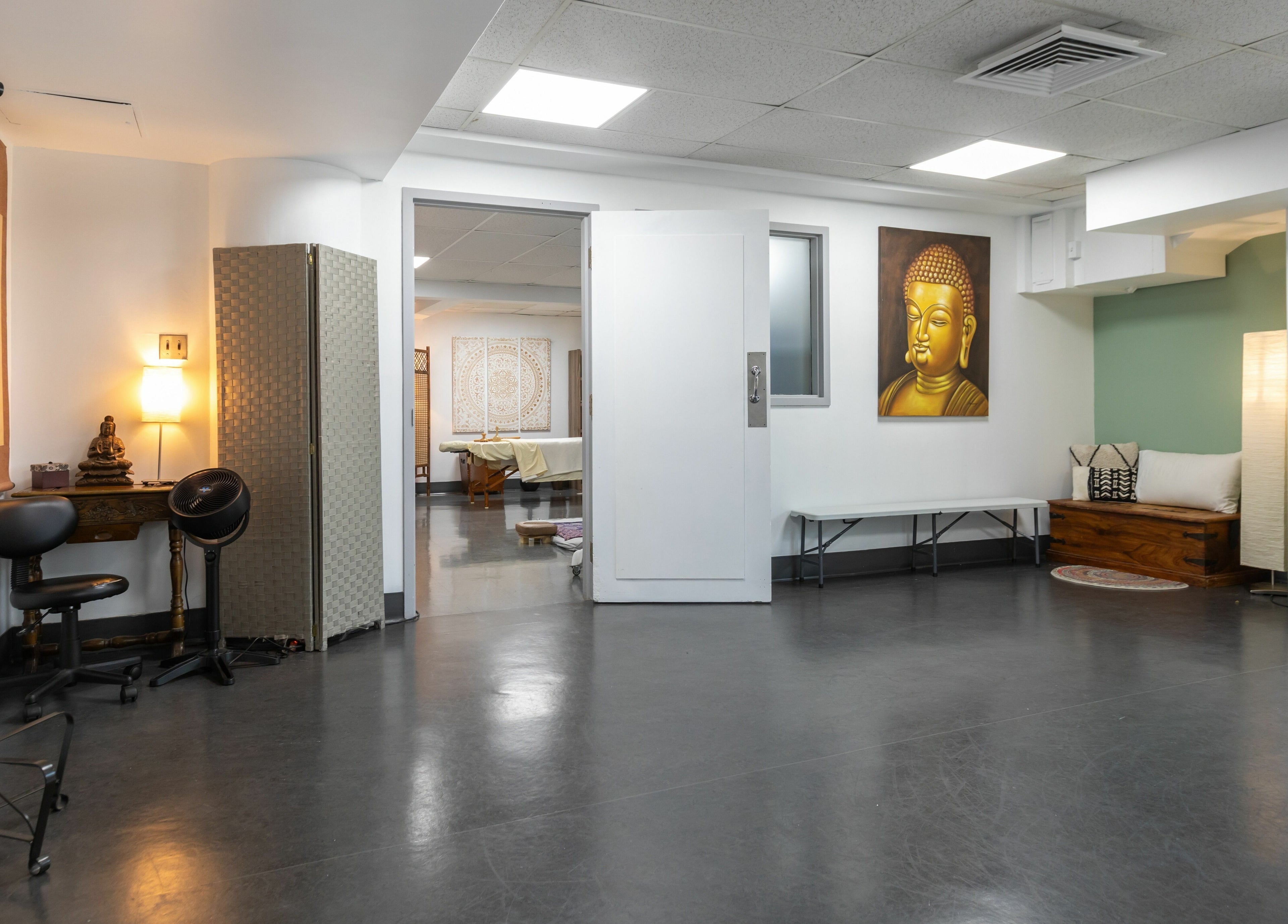 Intérieur relaxant de Setsuko | NDG à Montréal, Québec, CA: décor zen avec art de Bouddha et coin détente.