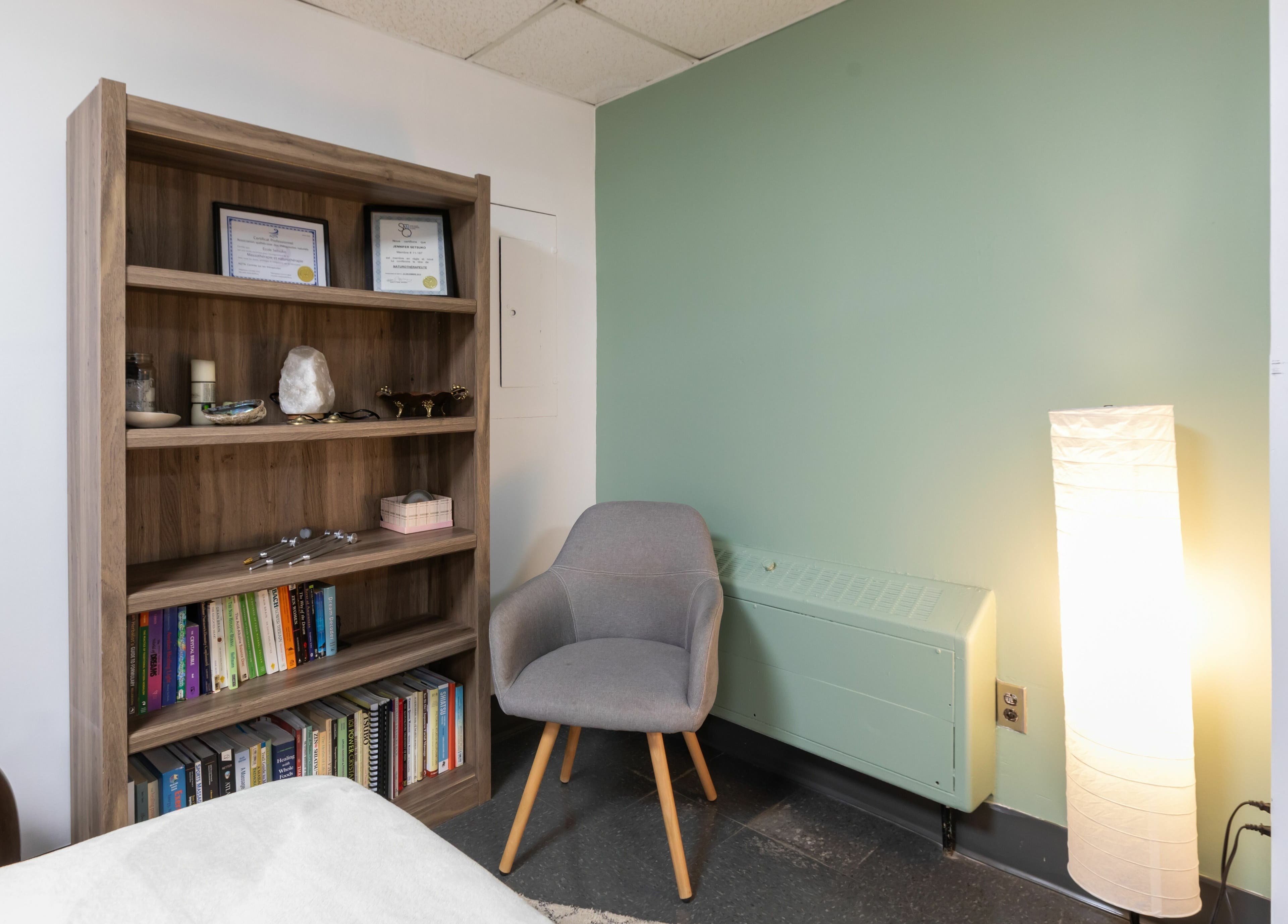 Coin lecture apaisant chez Setsuko | NDG à Montréal, Québec, CA, avec bibliothèque et fauteuil confortable.