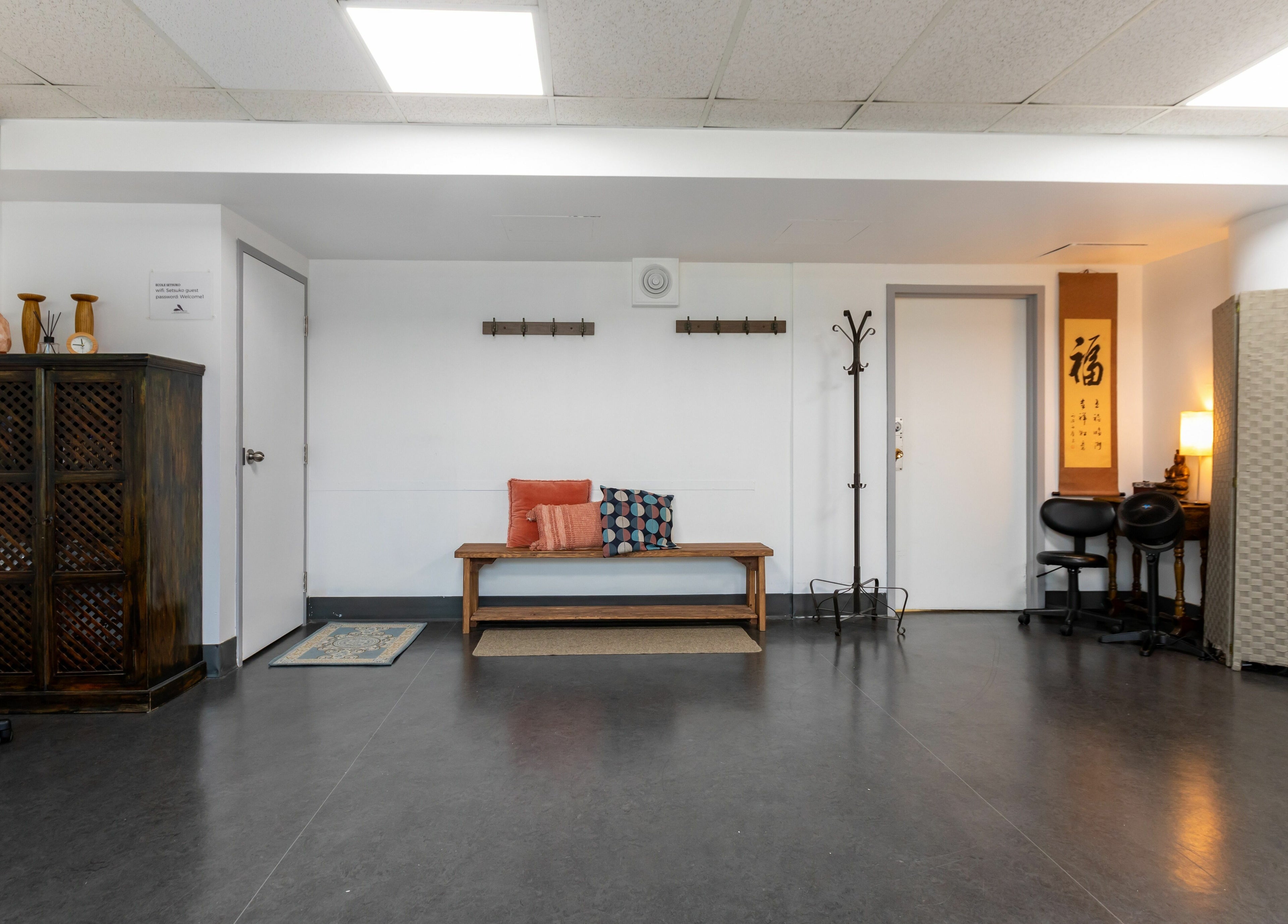 L'espace d'attente de Setsuko | NDG à Montréal, Québec, CA avec un banc en bois, coussins et déco zen.