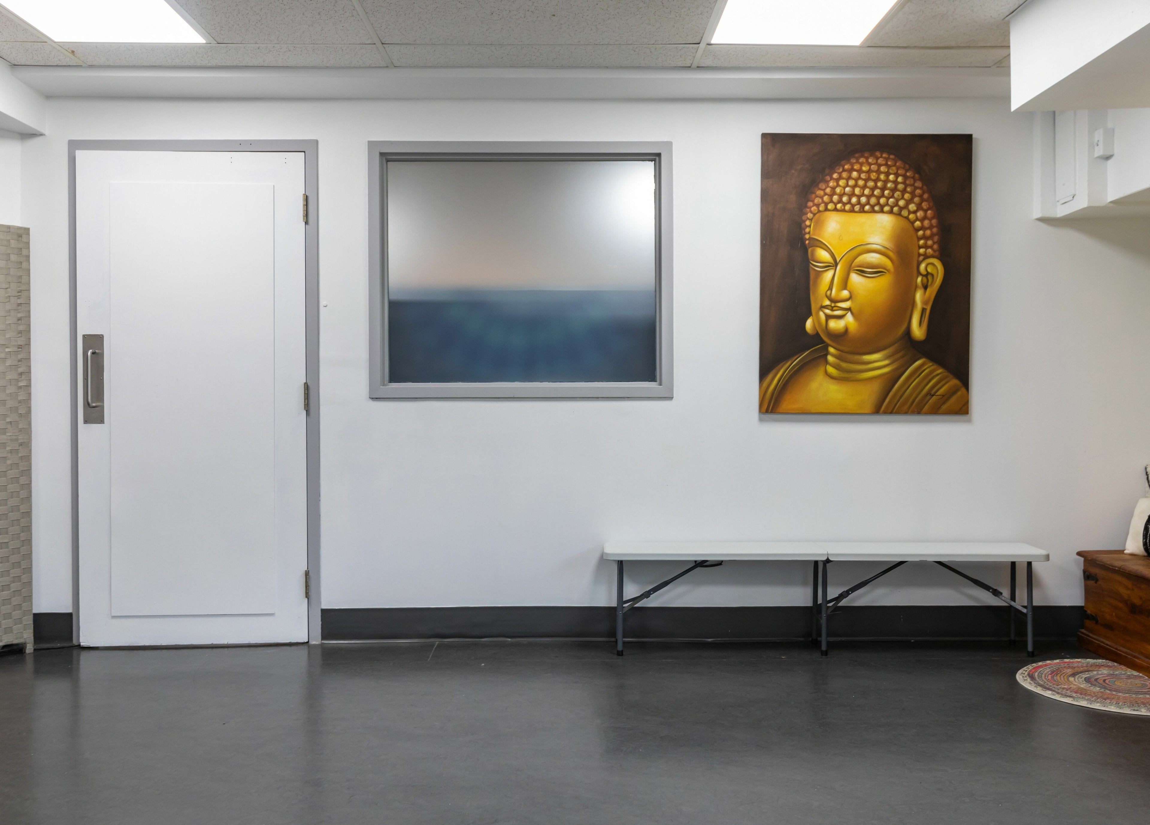 Salle apaisante avec art bouddha chez Setsuko | NDG à Montréal, Québec, CA. Parfaite pour la relaxation.